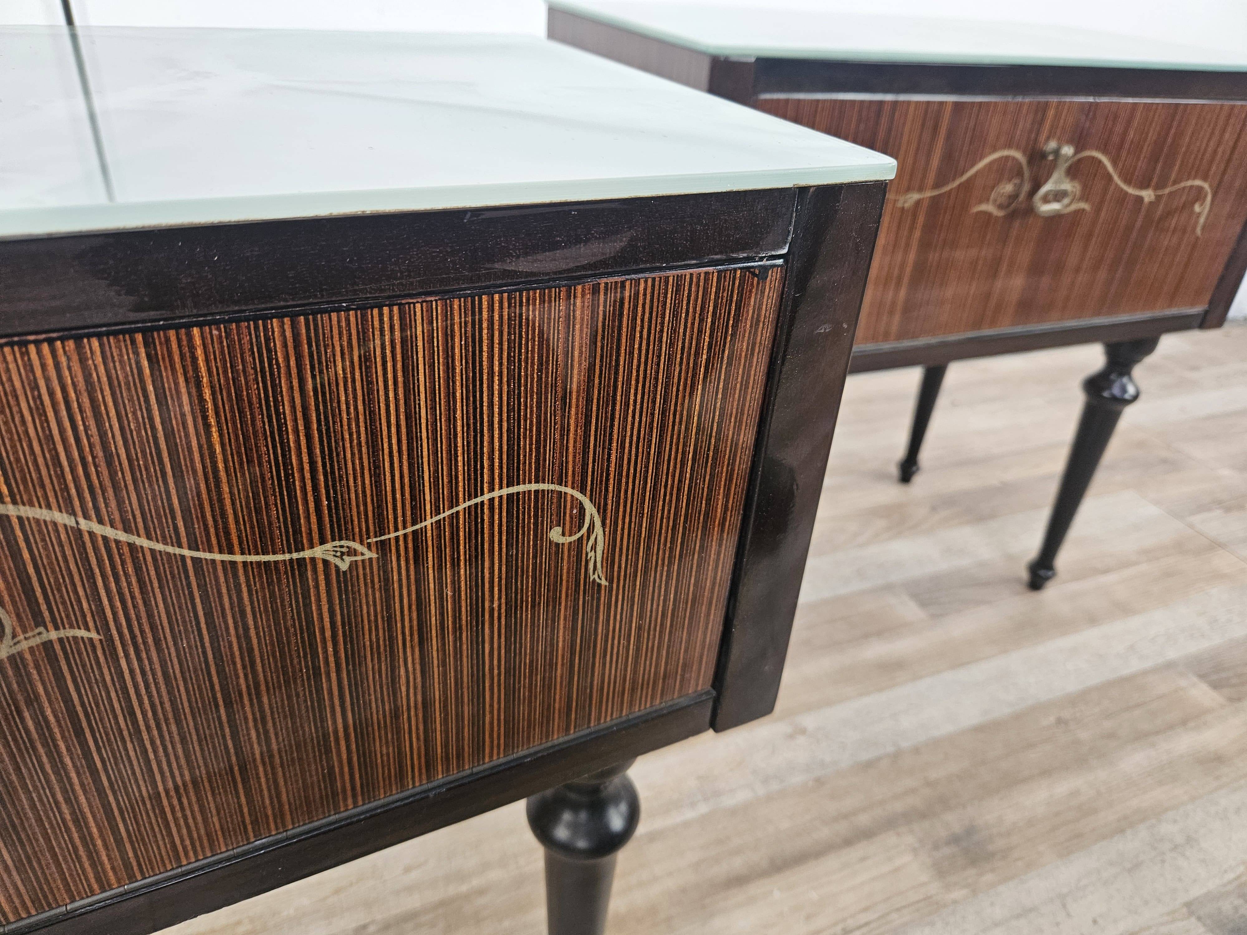 Paire de tables de chevet des années 60 avec porte à abattant et plateau en verre bleu
