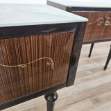 Paire de tables de chevet des années 60 avec porte à abattant et plateau en verre bleu