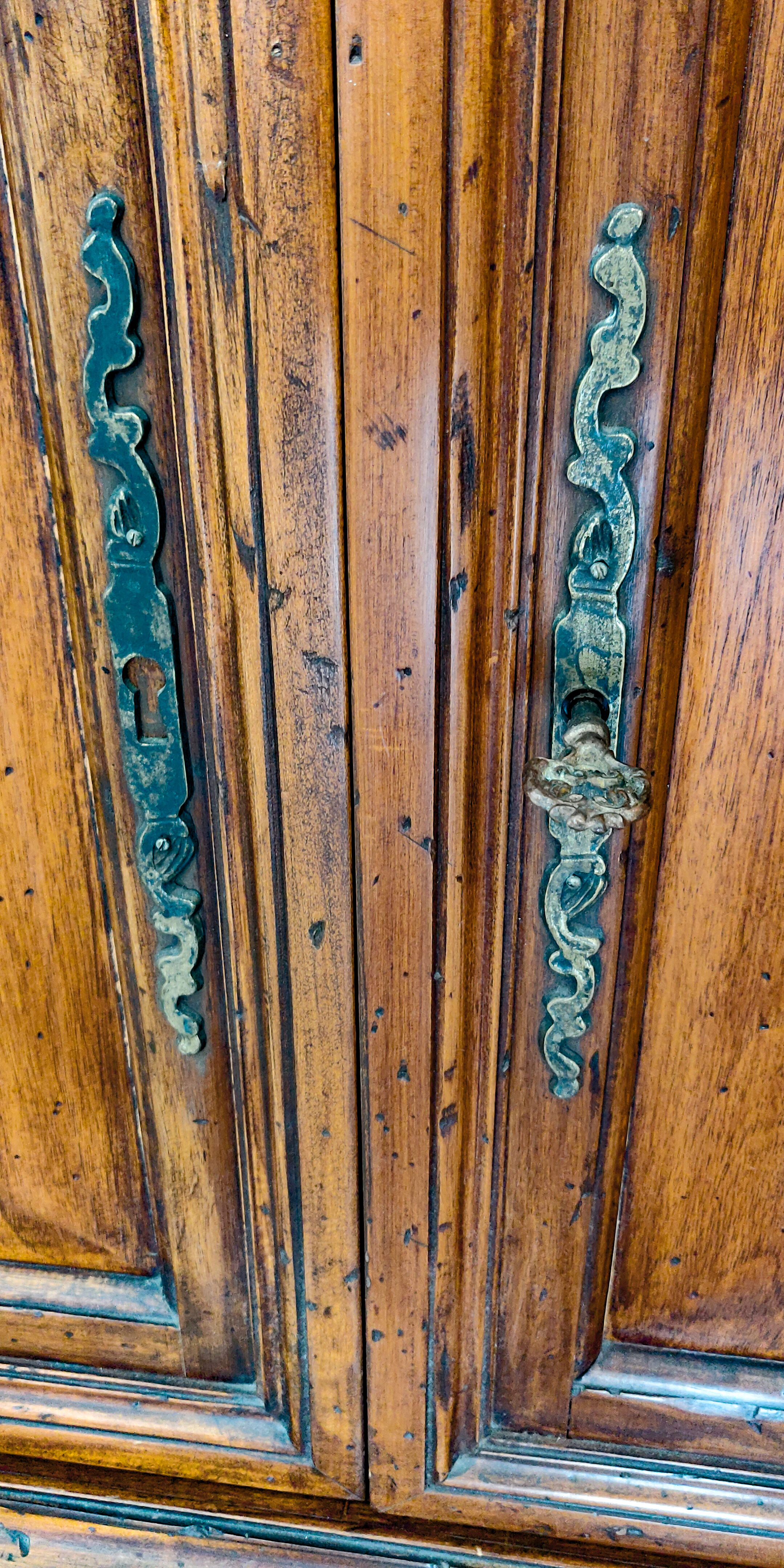 2-door walnut buffet Tonges