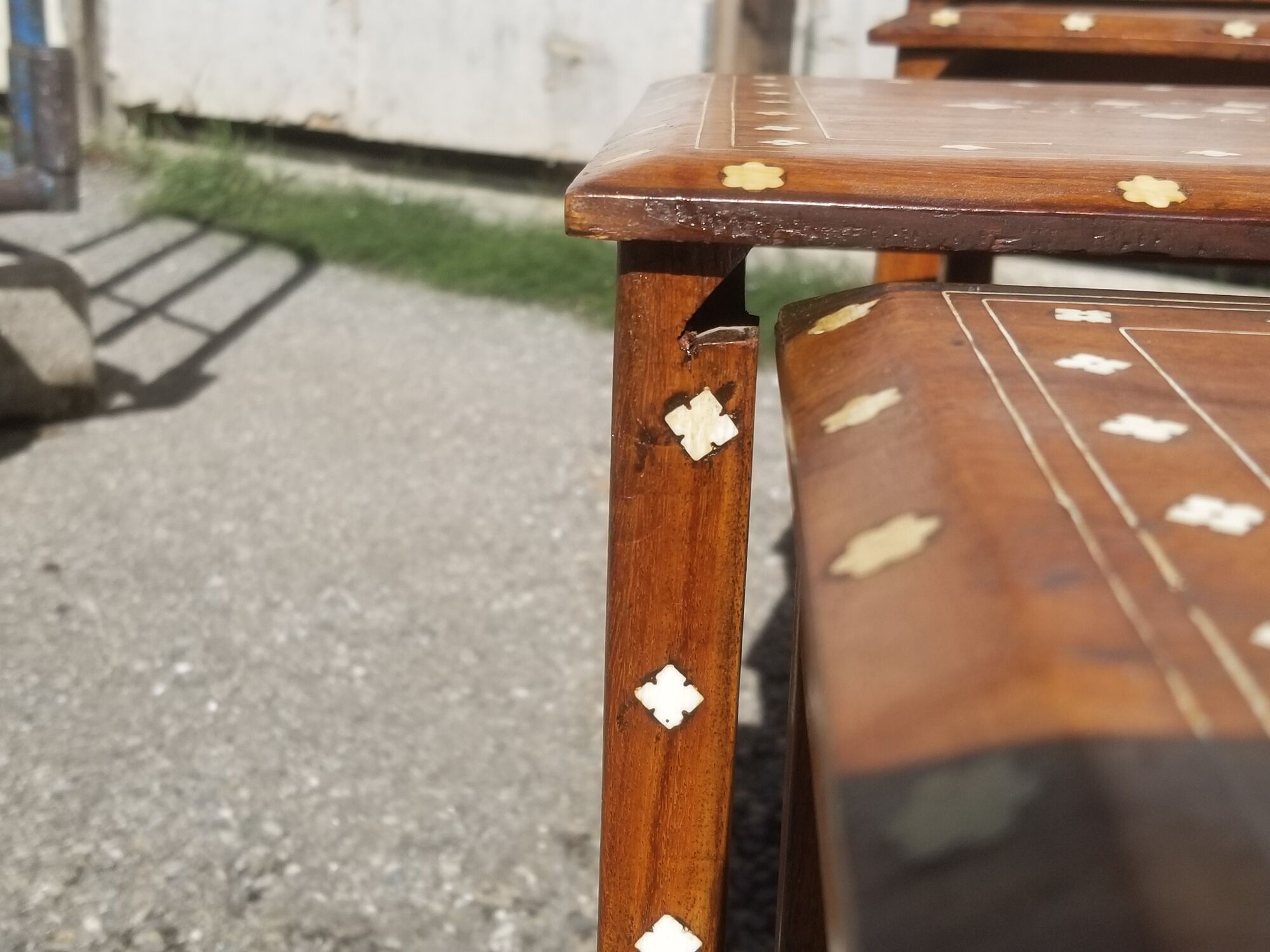 Series of 4 wooden trundle tables with mother-of-pearl inlays, Orient XXth