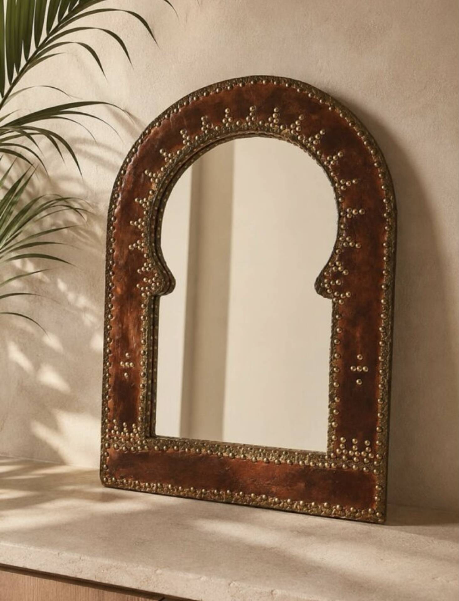 Miroir vintage en cuir clouté et laiton