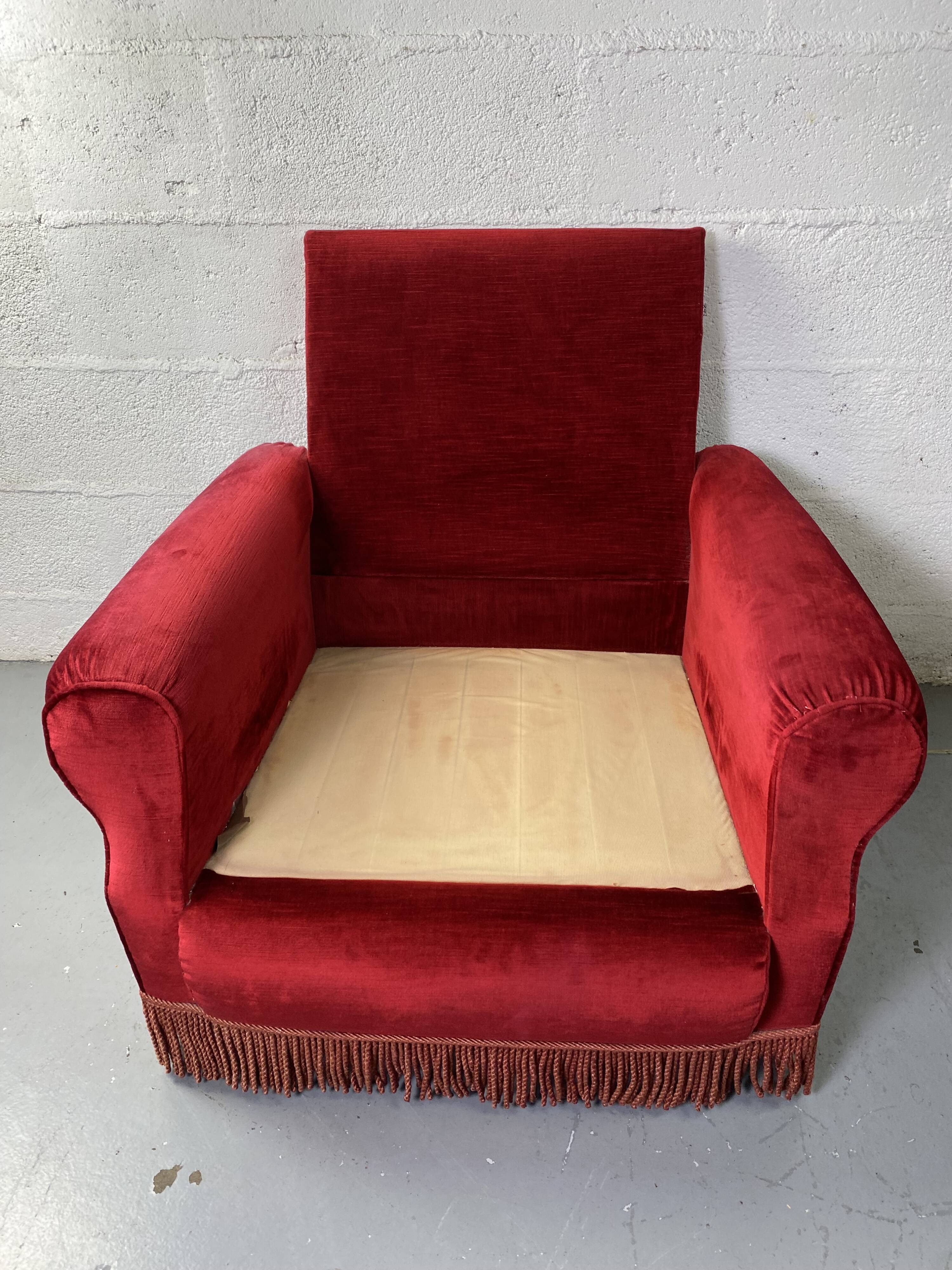 Fauteuil crapaud en velours rouge à franges