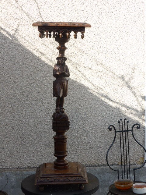 Wooden saddle with statuette, Breton figure, ancient and chiseled, Henri II style