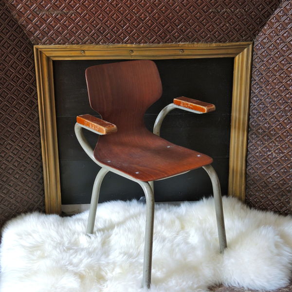 Chaise en bois de Pagholz avec accoudoir