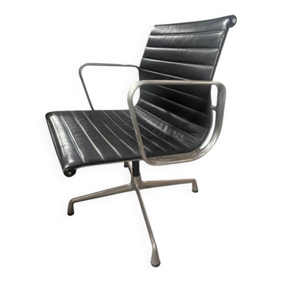 Fauteuil de bureau en cuir avec pieds chrome VITRA