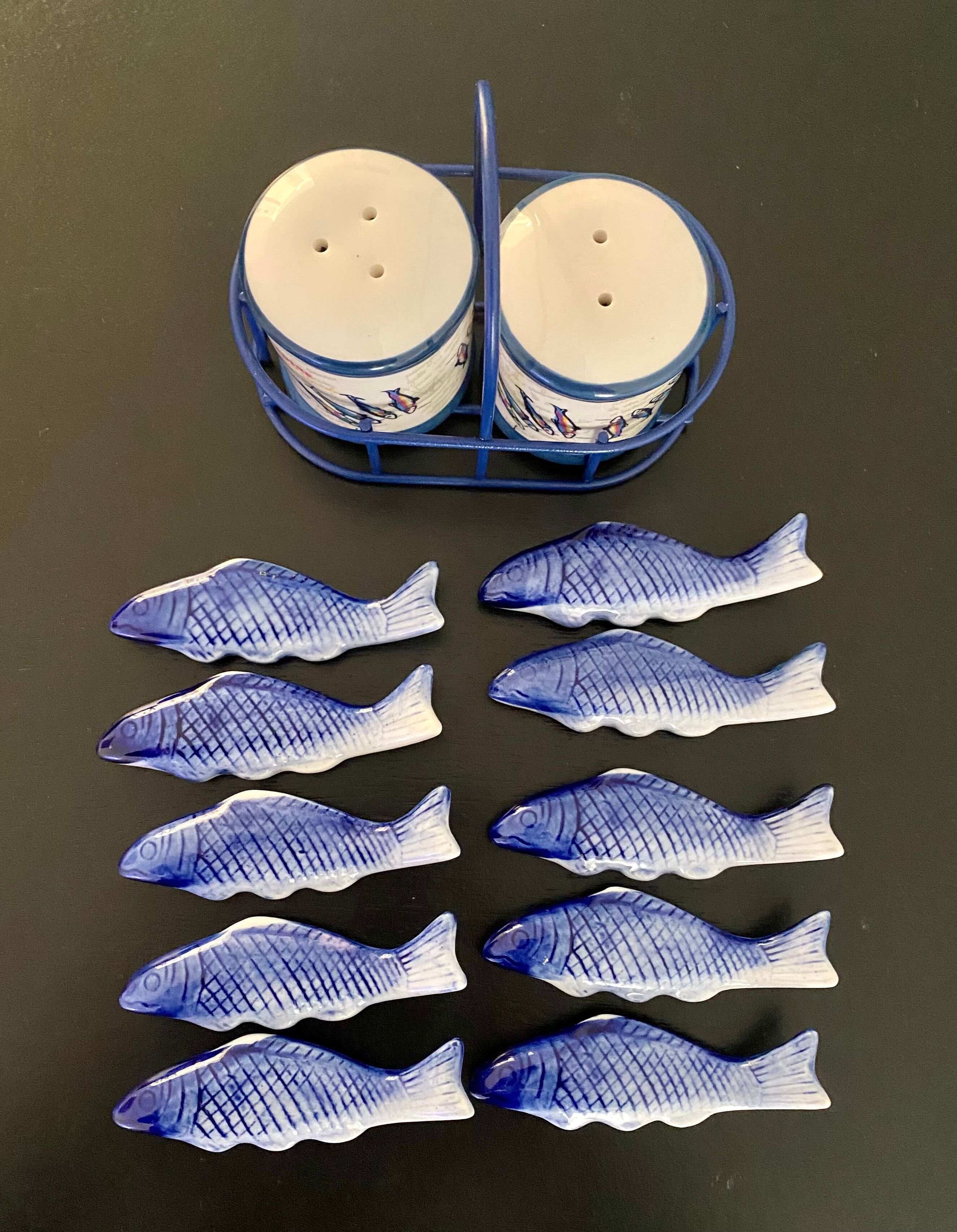 10 knife holders and 1 duo salt and pepper shaker