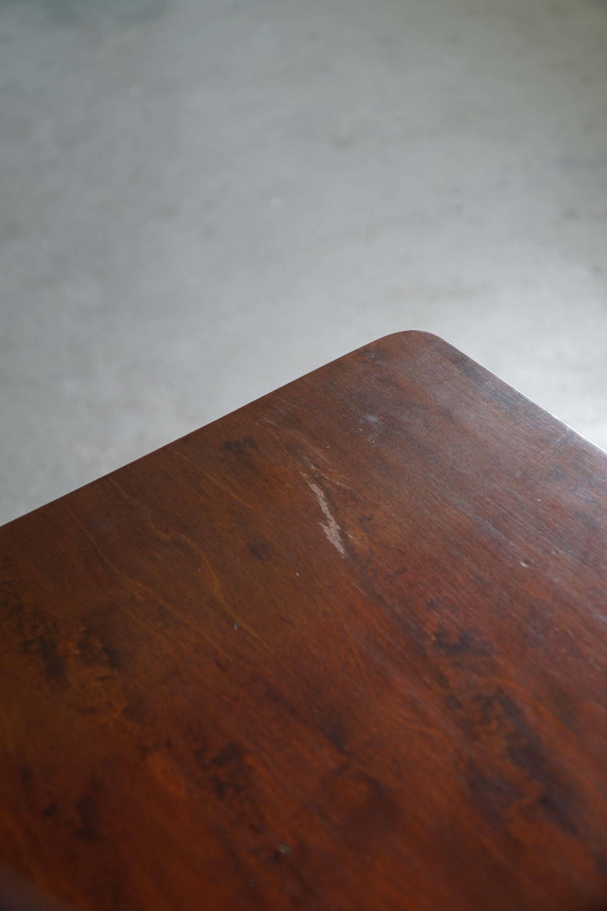Moderne scandinave, table en hêtre avec pieds en forme de massue, Arnold Madsen, fabriquée dans les années 1940