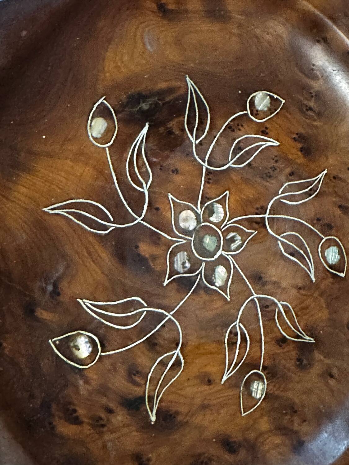 Wooden thuya catchall enhanced with metal wire and mother-of-pearl.