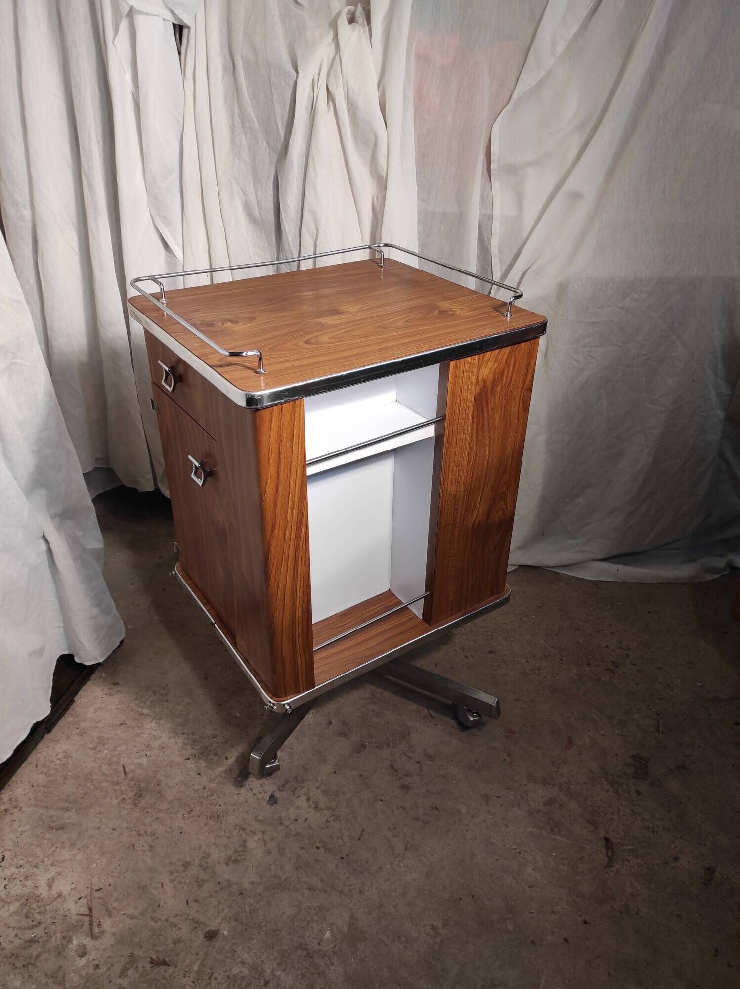 Meuble de métier chevet d'hôpital, d'infirmière en formica
