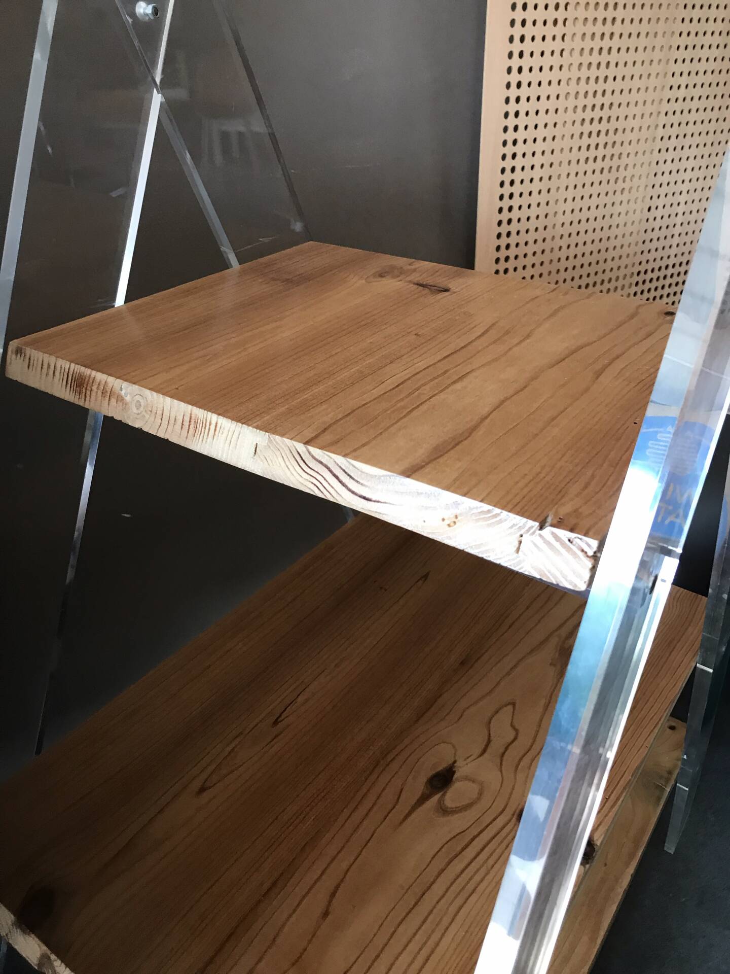 Étagère triangulaire plexiglass et bois