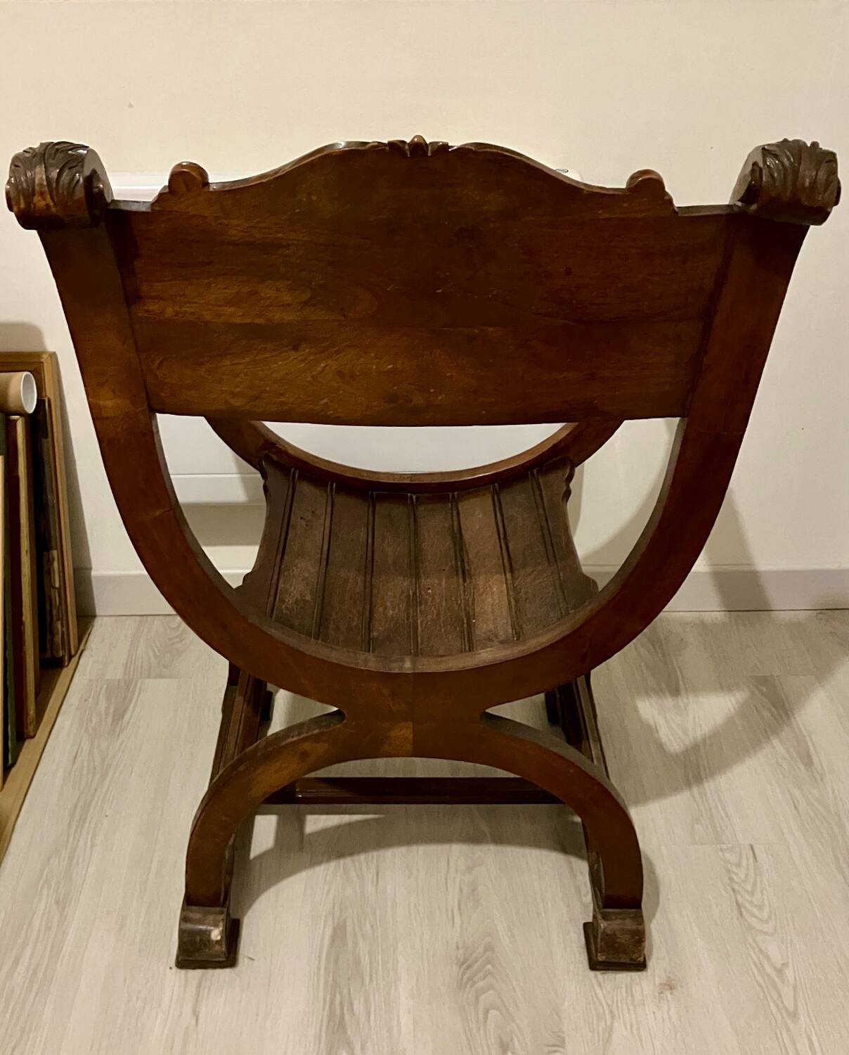 Renaissance-style Dagobert armchair in wood