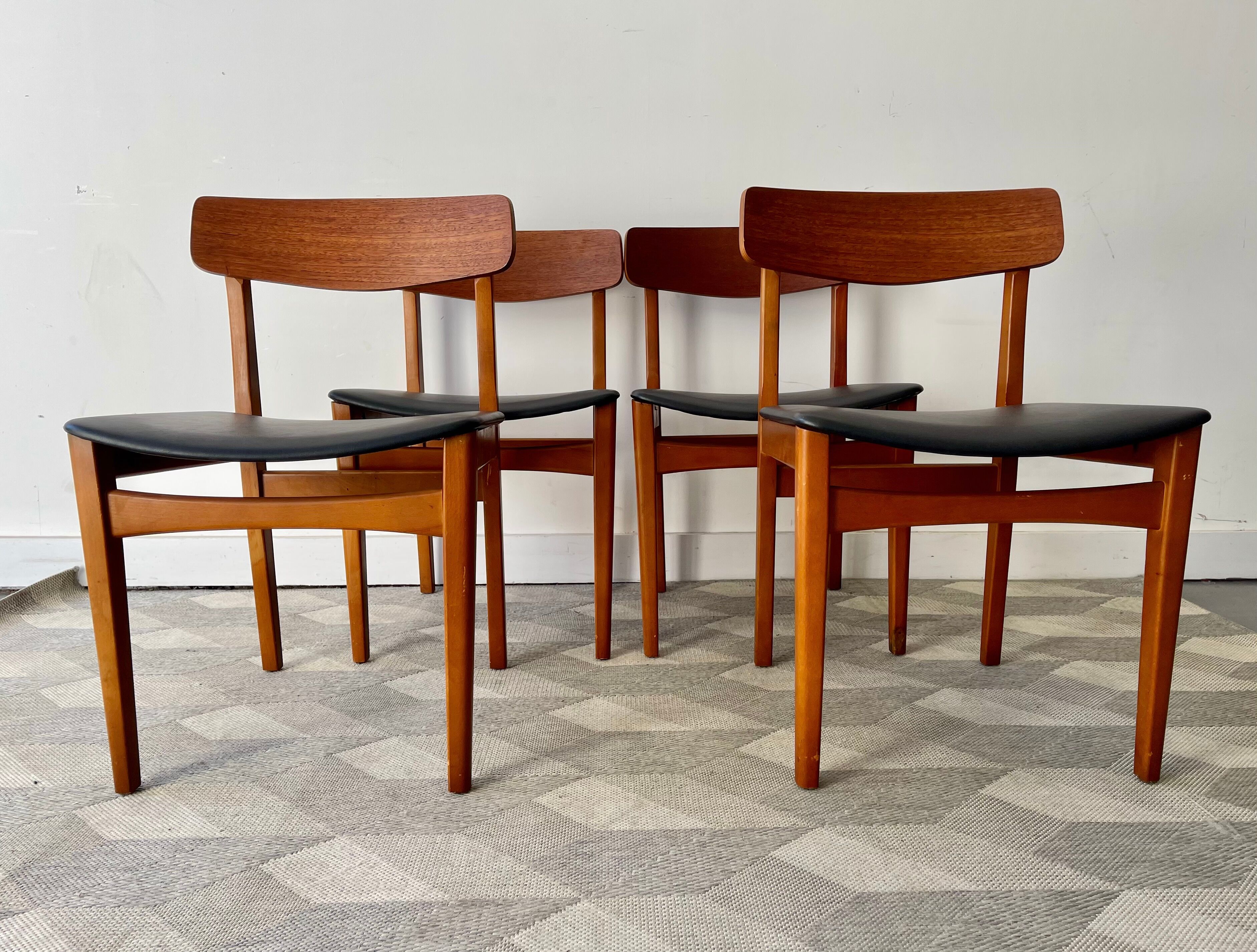 Ensemble de 4 chaises de salle à manger vintage avec vinyle noir