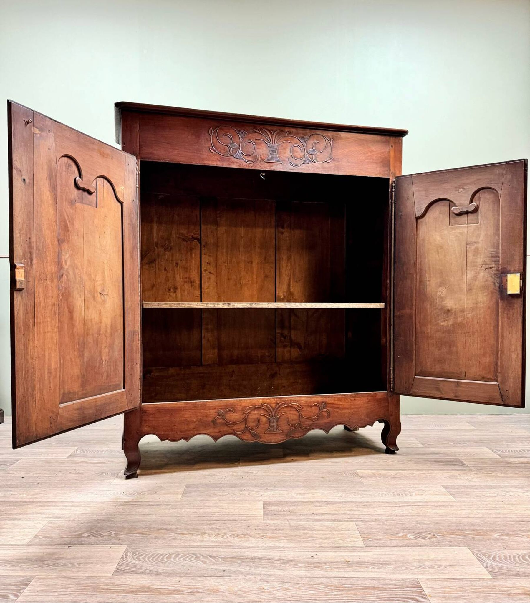 Armoire trois quarts en noyer de style Louis XV, XIXème siècle