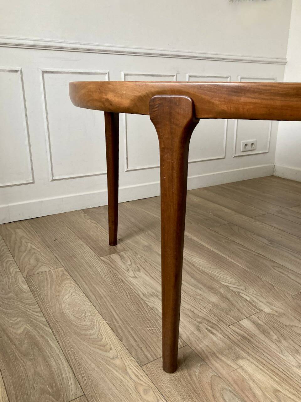 Dining table in rosewood, for 4 to 6 people.