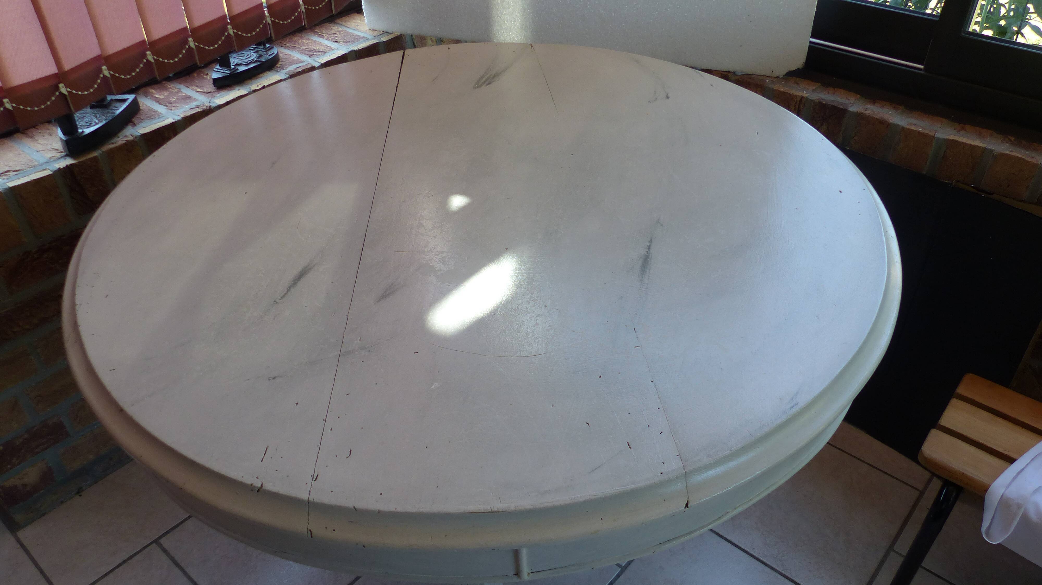 Round table & 3 chairs