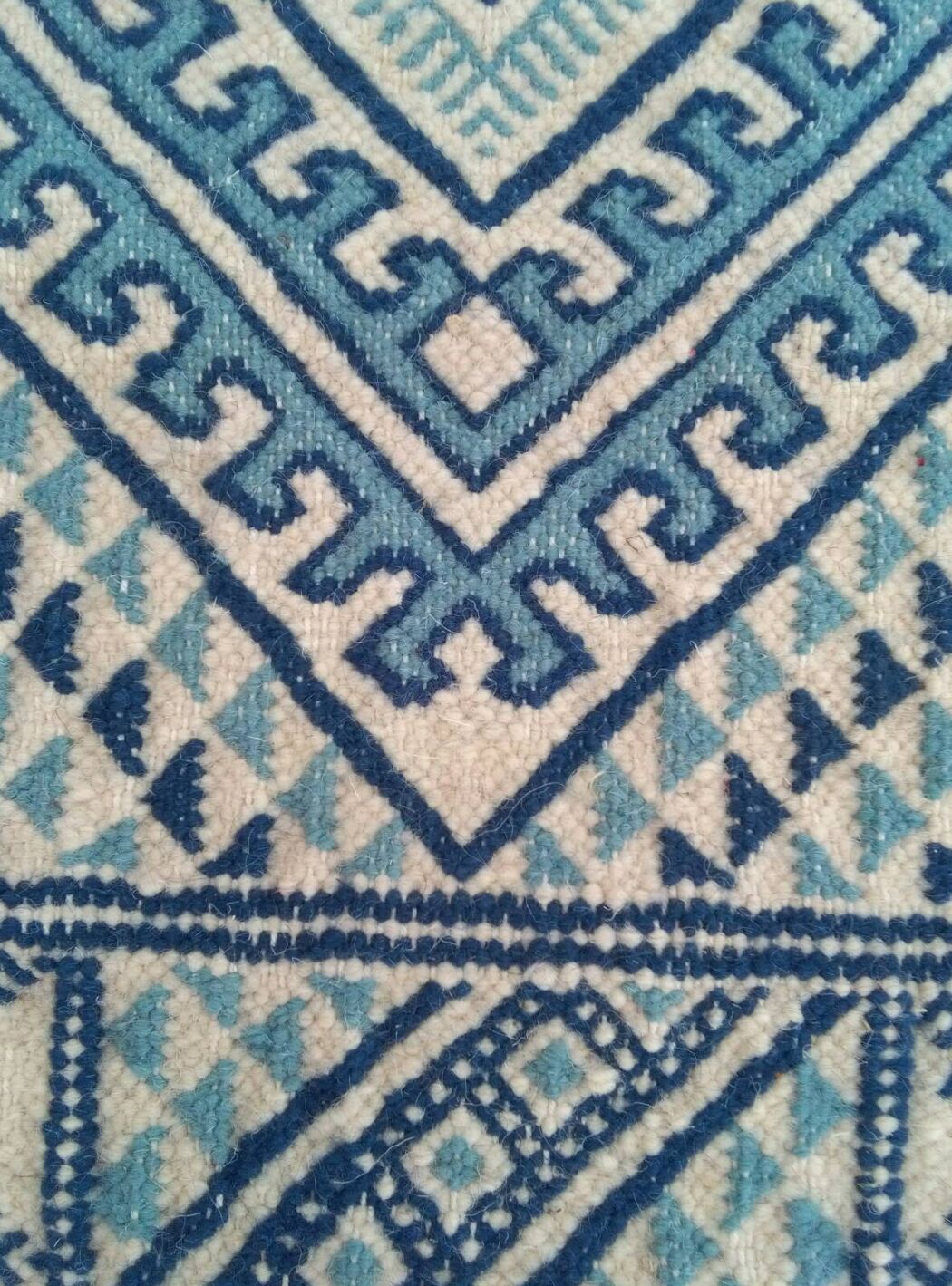 Blue and white Berber carpet wool 120 x 68 cm