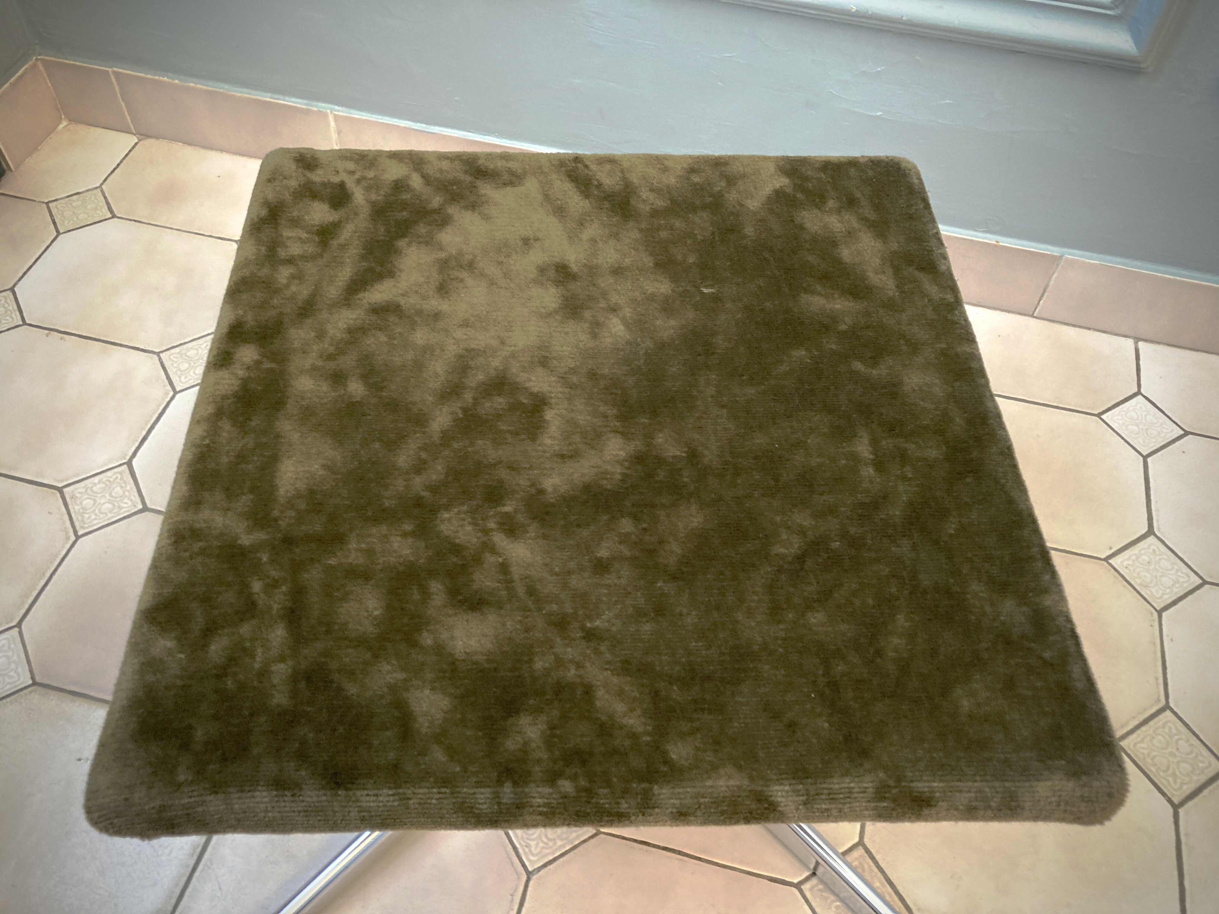 Ottoman vintage chrome and carpet