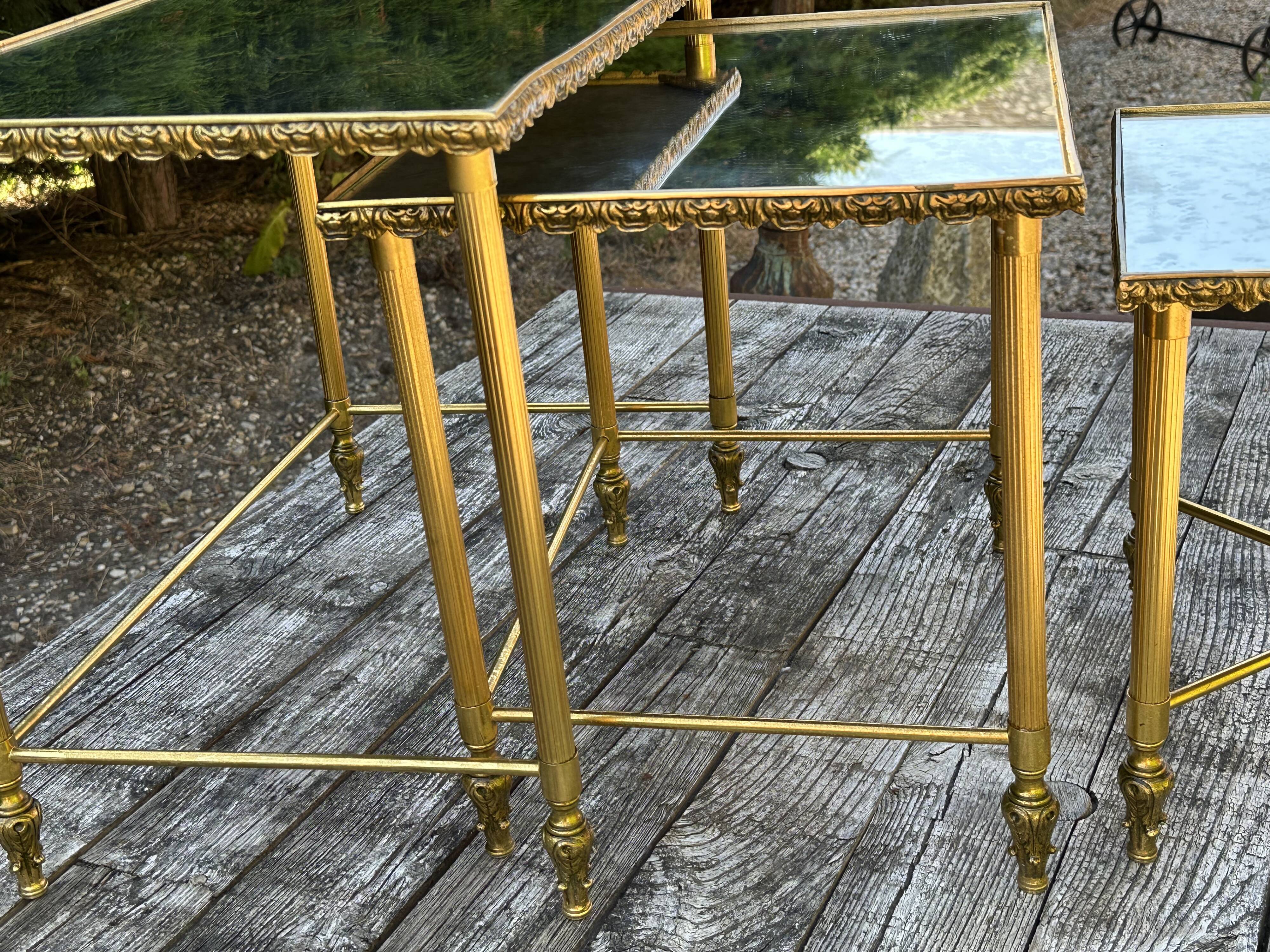 Vintage 70's nesting table in brass and mirror
