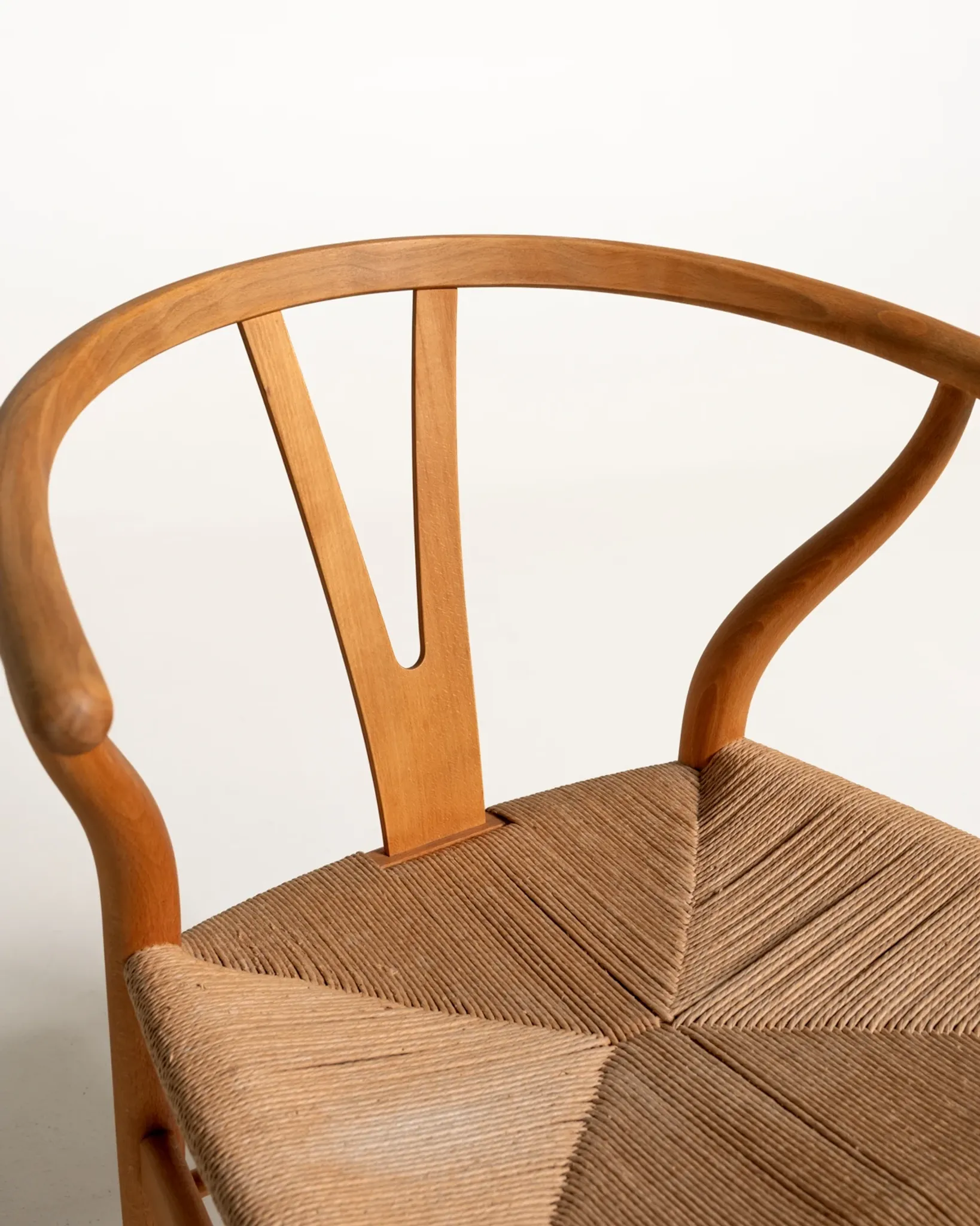 Ensemble de quatre chaises "Wishbone" CH24 de Hans J. Wegner, design de 1950.