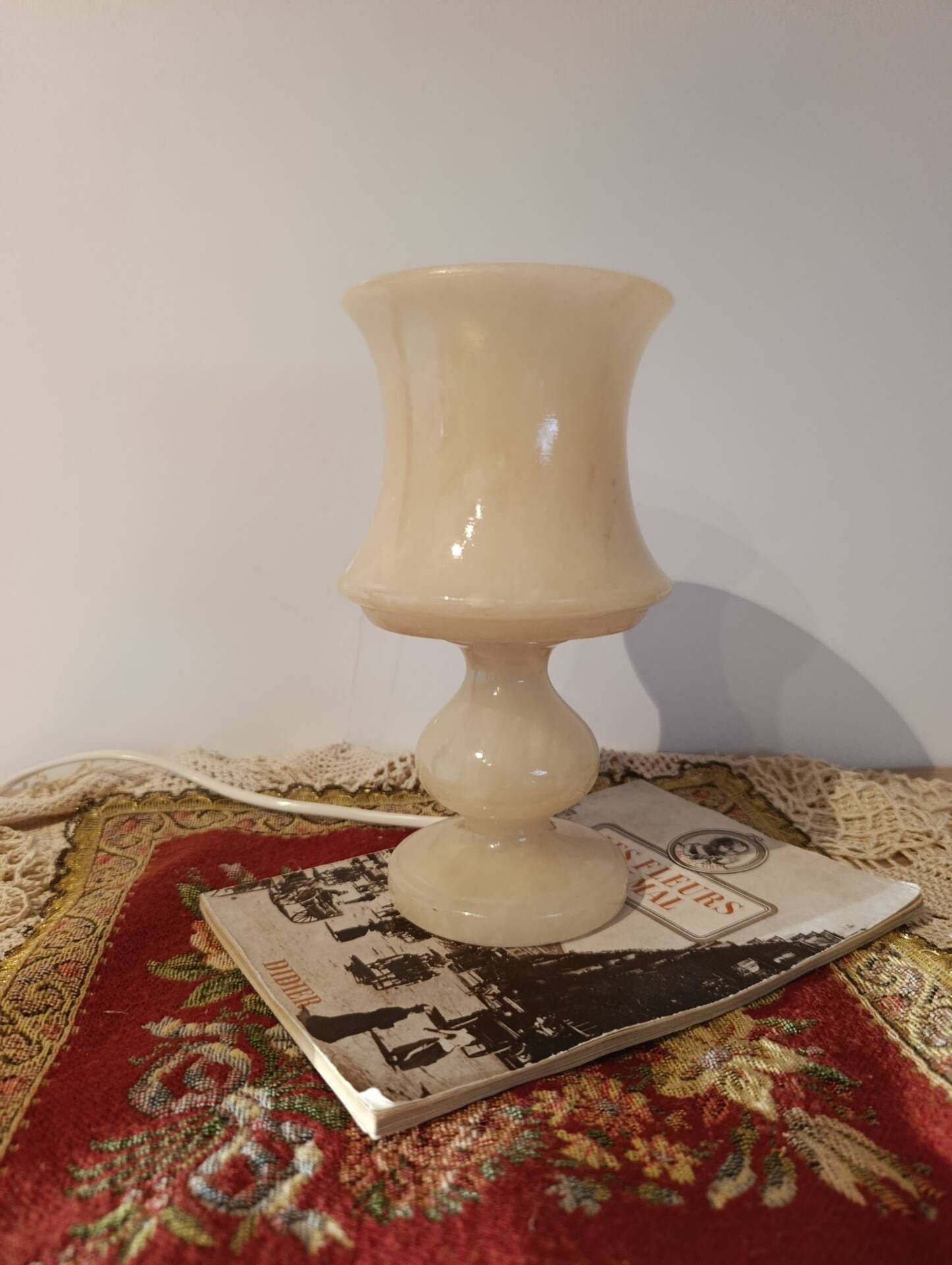White alabaster lamp, sculpted, retro chic vintage.