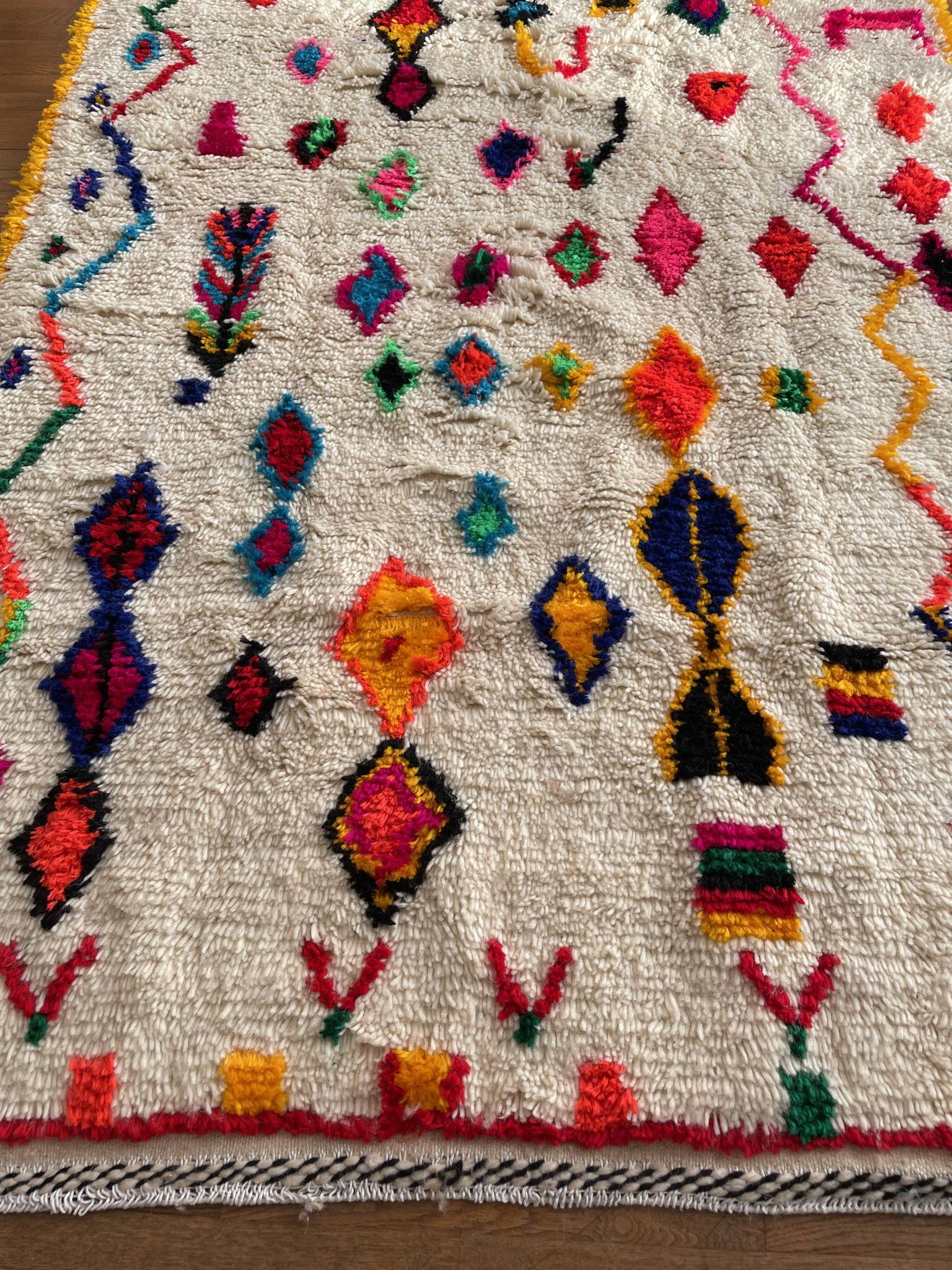 Tapis marocain berbère Azilal multicolore et fluo