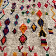 Tapis marocain berbère Azilal multicolore et fluo