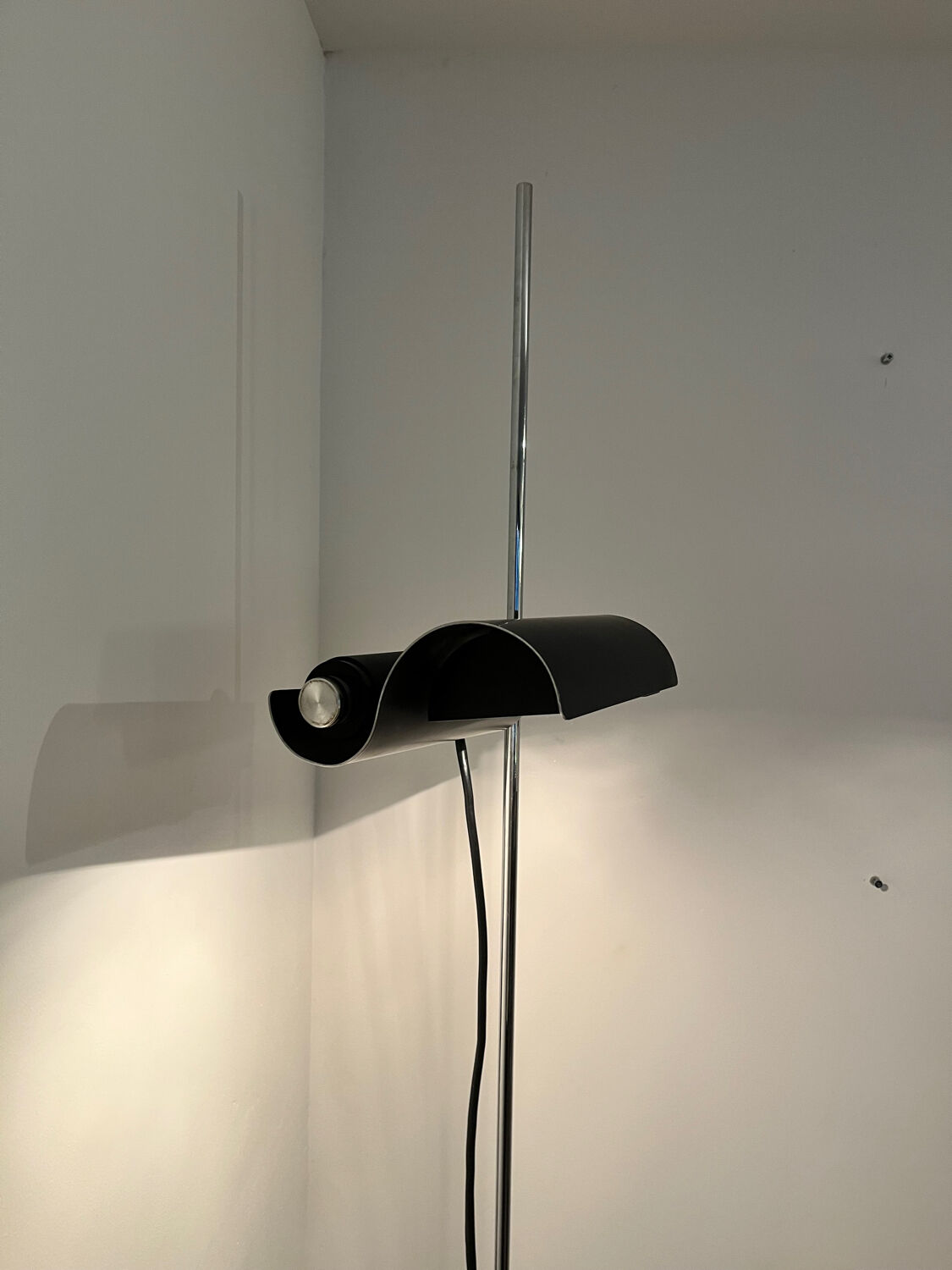Lampadaire Oluce – DIM – Vico Magistretti – Acier chromé & aluminium –