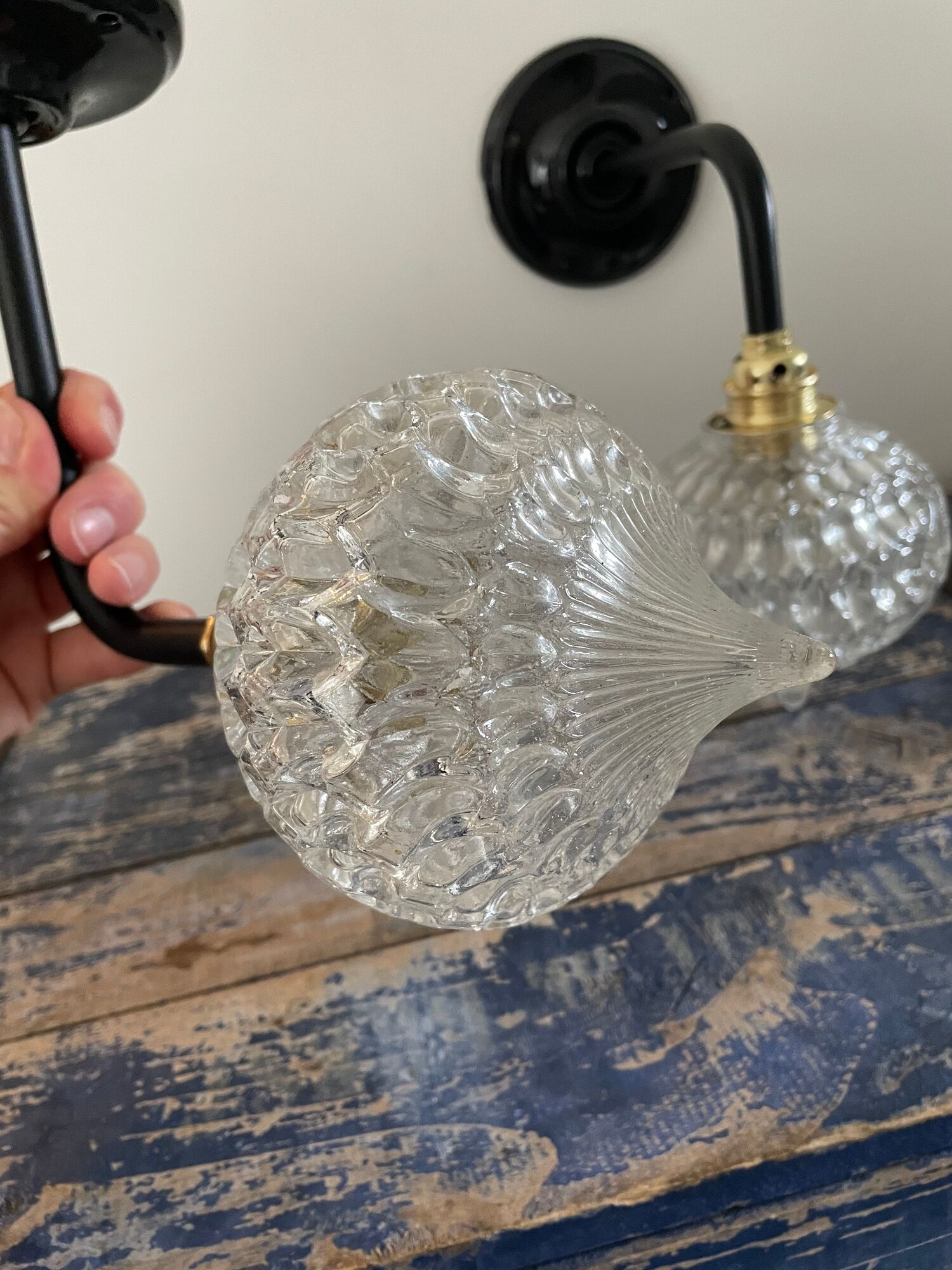 Paire d’appliques vintage en verre ciselé électrifiées à neuf