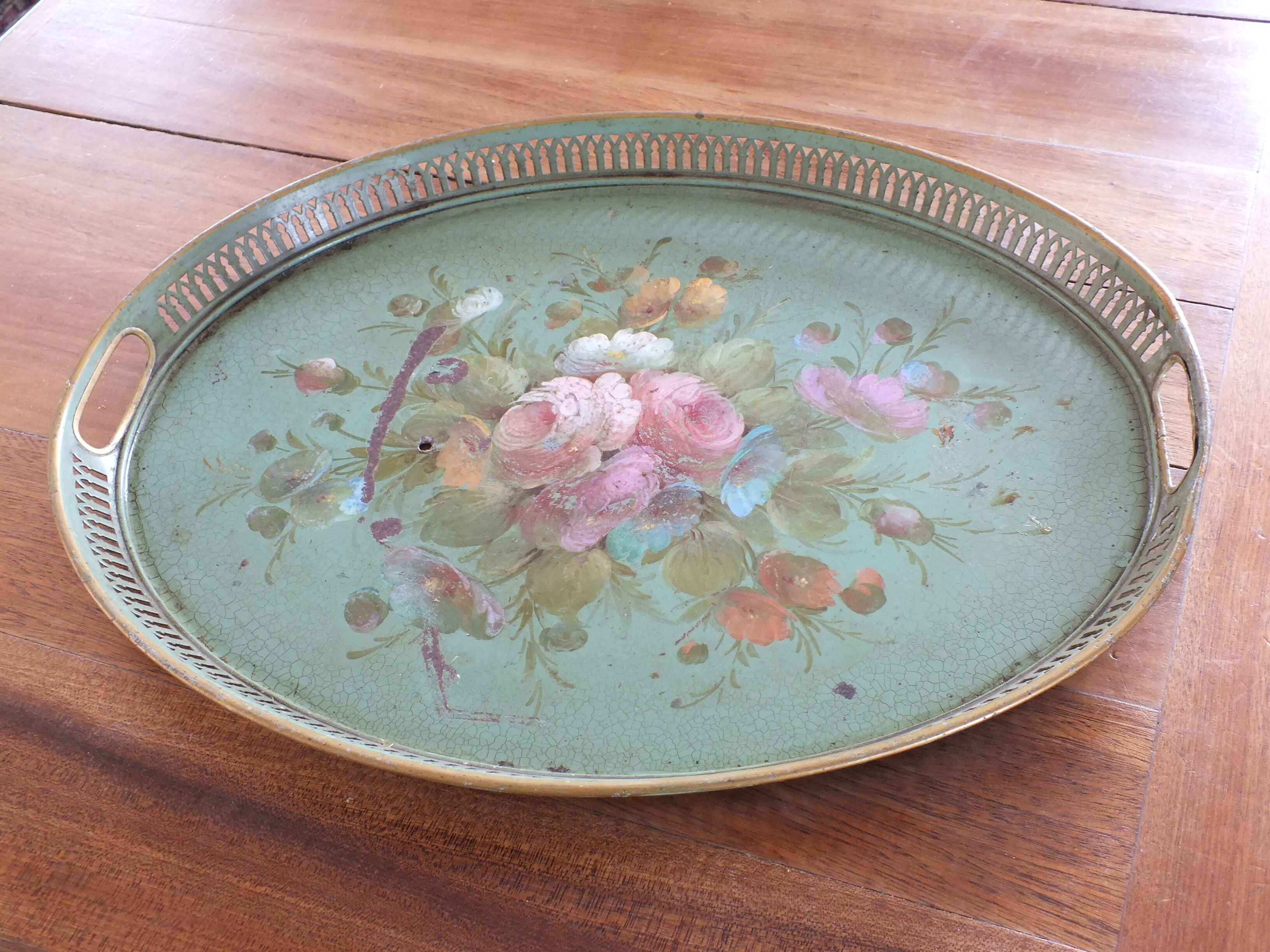 Tray with a plate gallery painted floral decoration