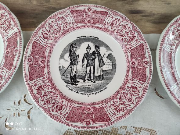Lot de 6 assiettes à dessert parlantes en porcelaine opaque Gien France Proverbes et Militaires