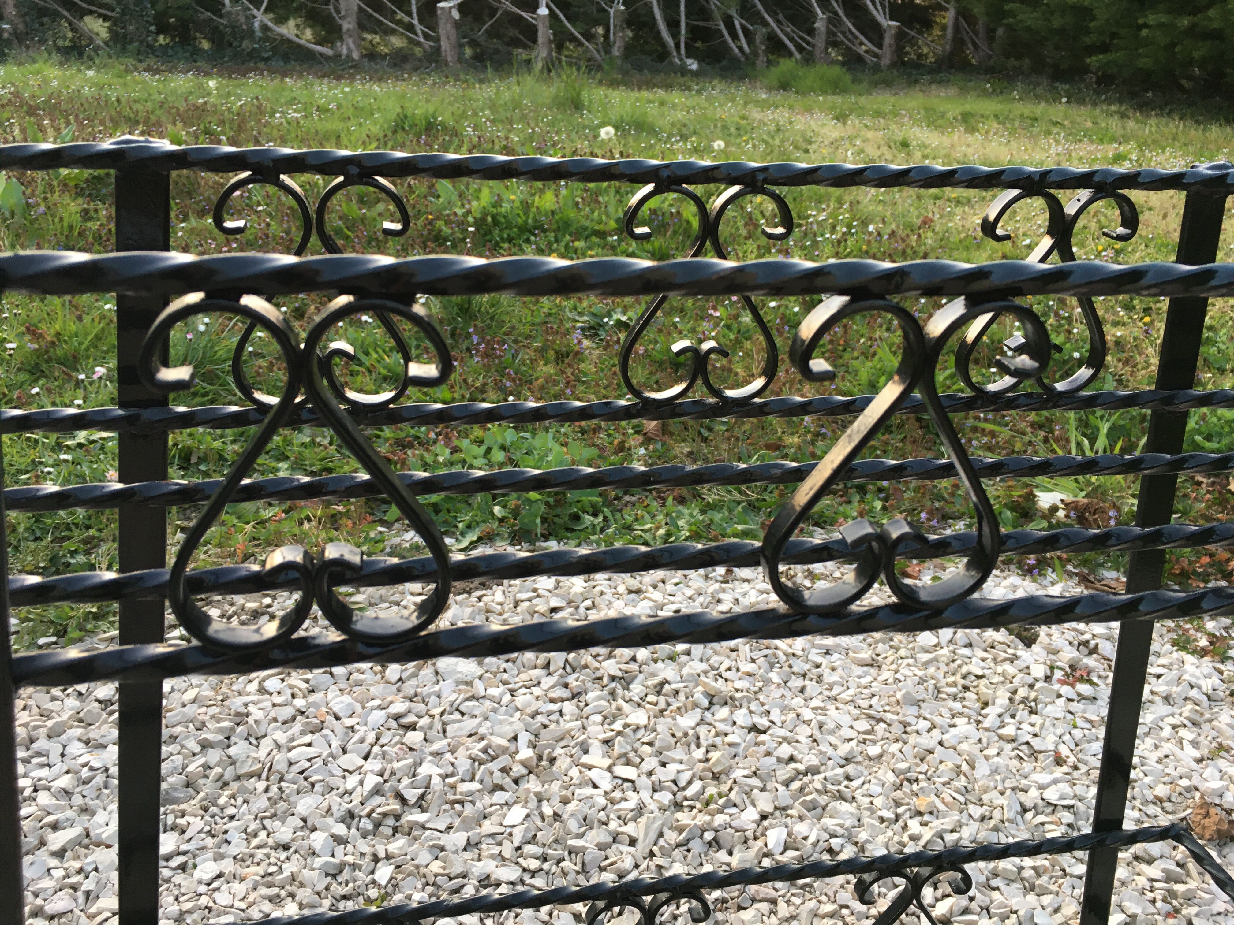 Wrought iron pot-carrying planter