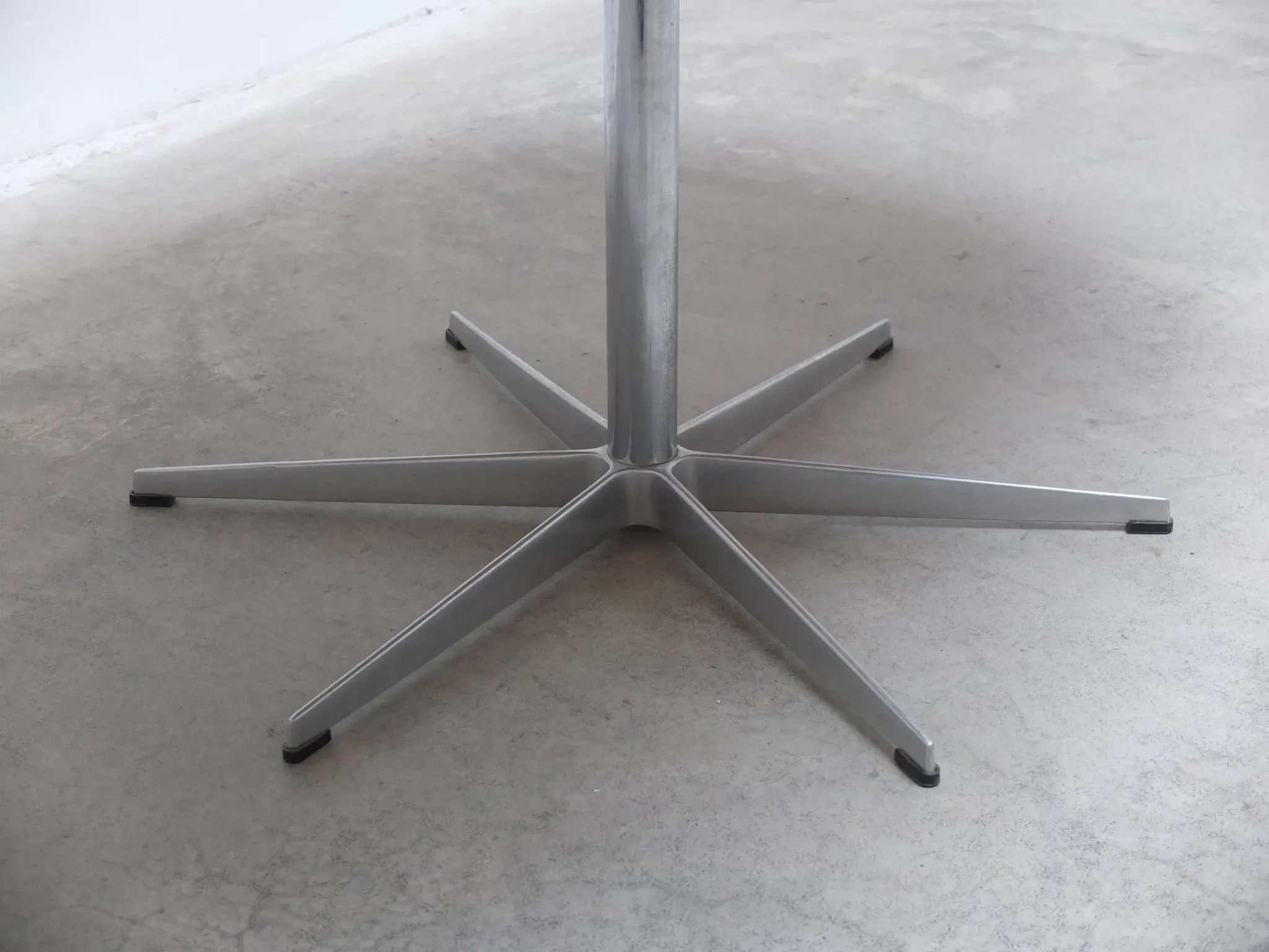 'Superellipse' pedestal table in oak by Arne Jacobsen for Fritz Hansen, 1981