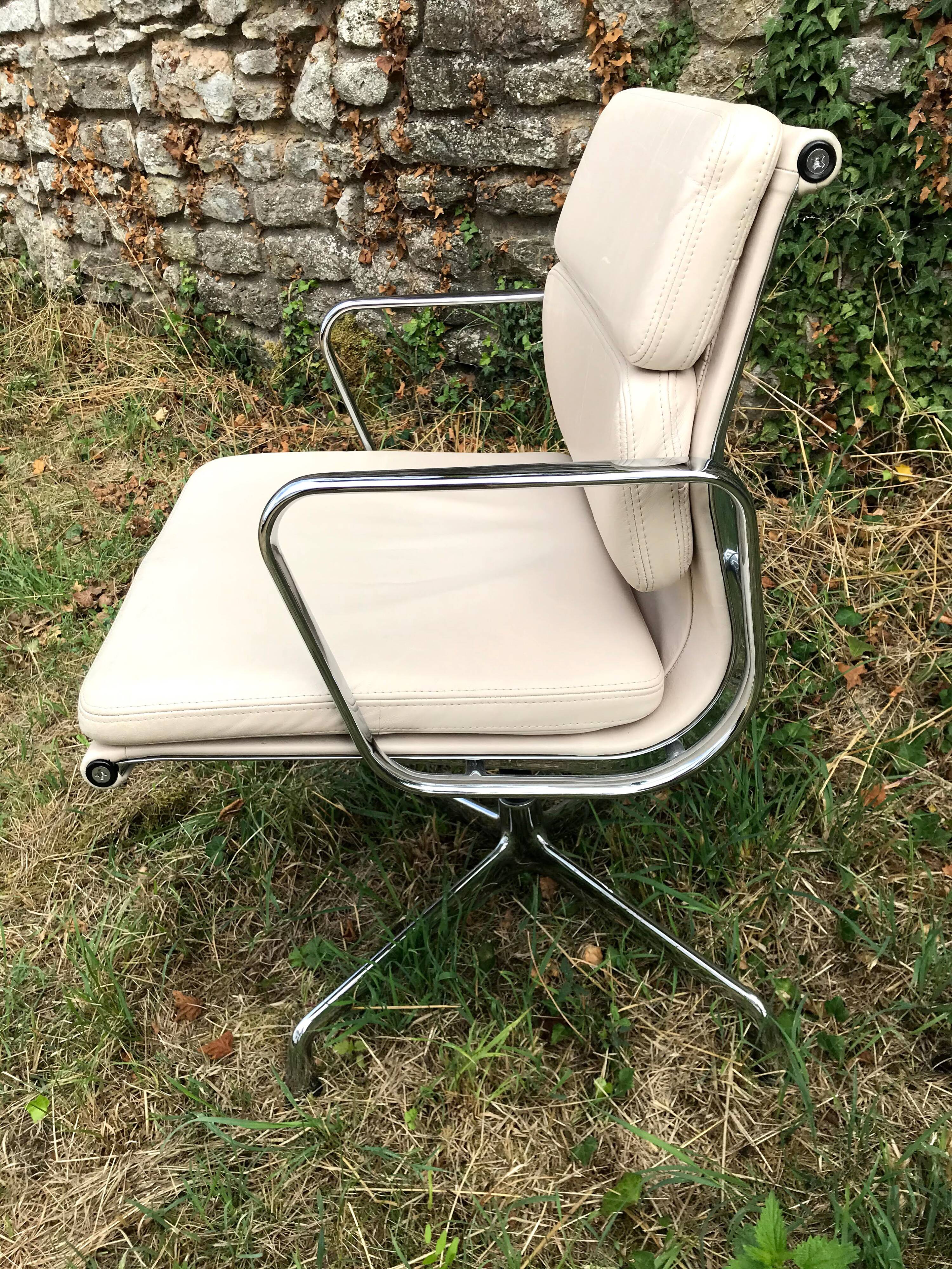Design Soft Pad EA 208 Charles and Ray Eames office chair for Vitra 60s
