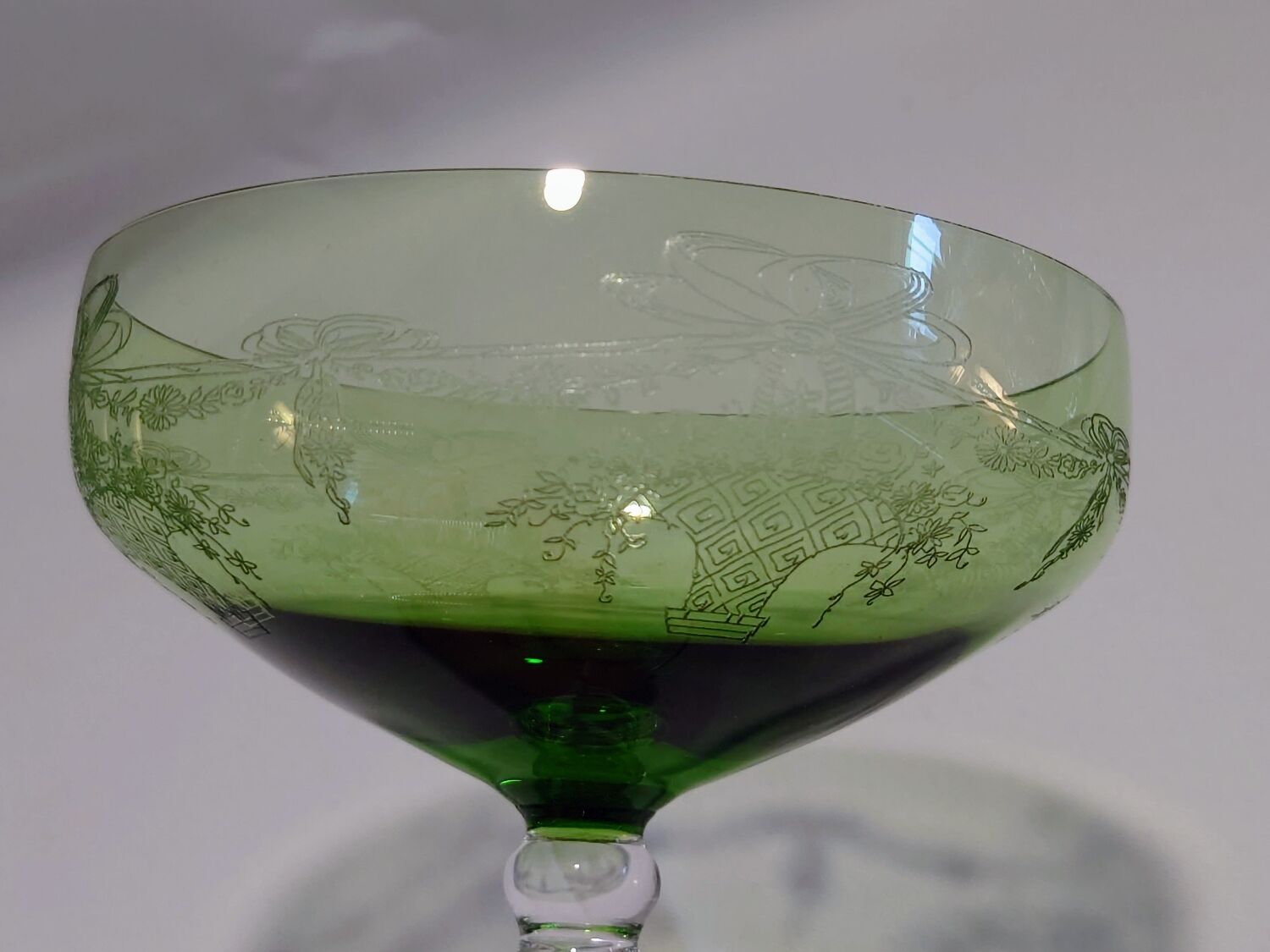 5 colored champagne glasses