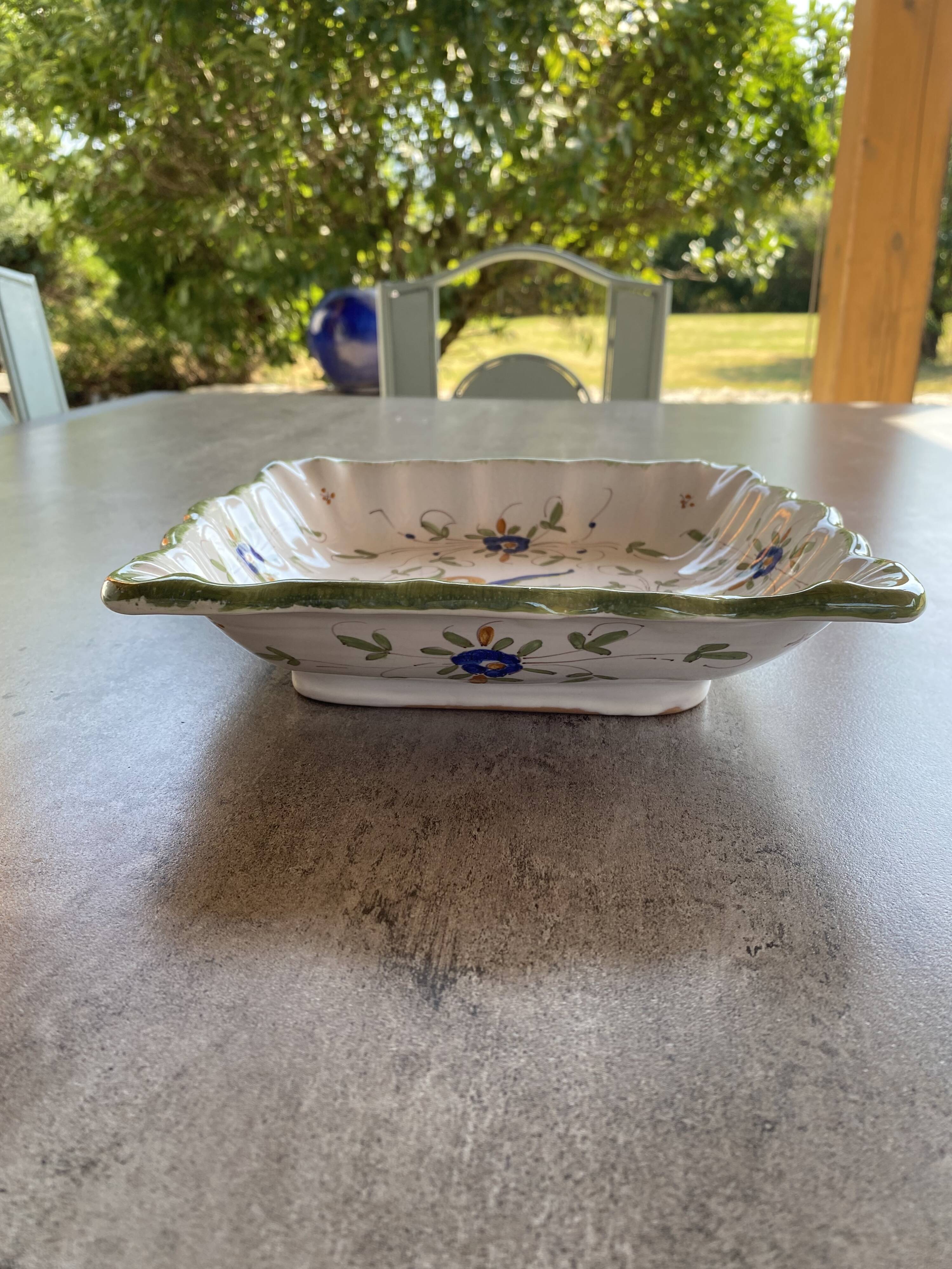 Petit plat décoratif carré et creux en porcelaine de Moustiers
