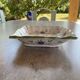 Petit plat décoratif carré et creux en porcelaine de Moustiers