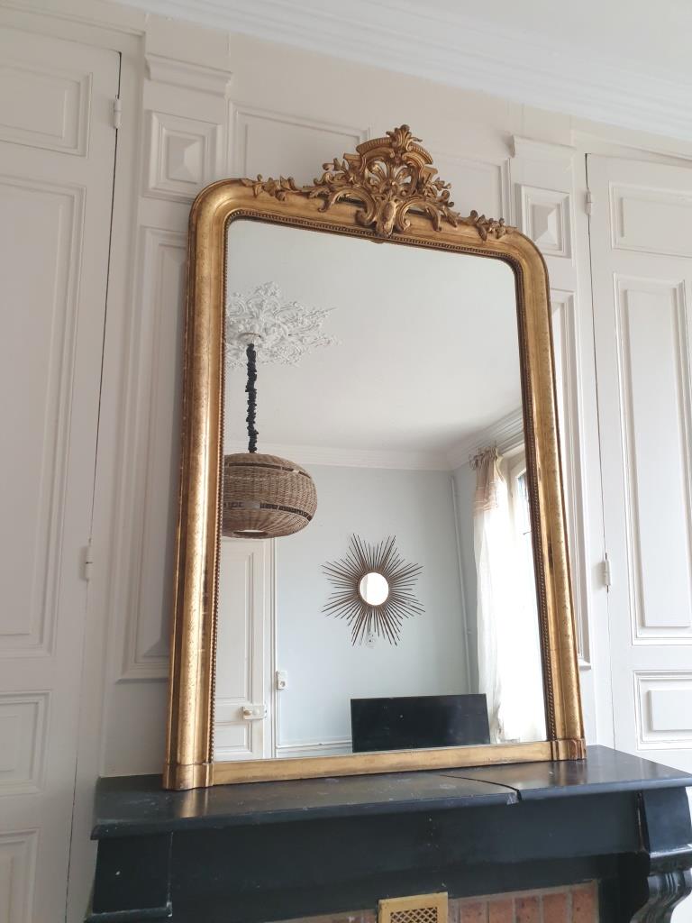 Golden mirror with pediment 98x151cm