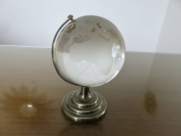Petit globe terrestre, en cristal, années 70