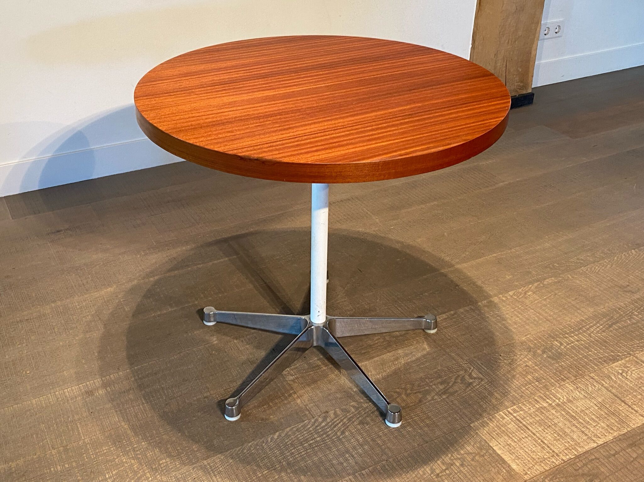 Early Round Dining teak table By Ray and Charles Eames for Herman Miller, 1950s
