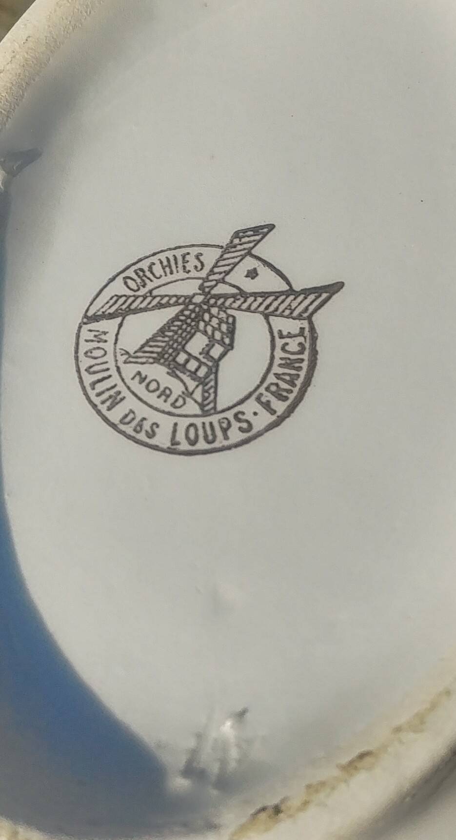 Porcelain gravy boat from the Orchies Moulin des Loups earthenware factory with lilac decoration