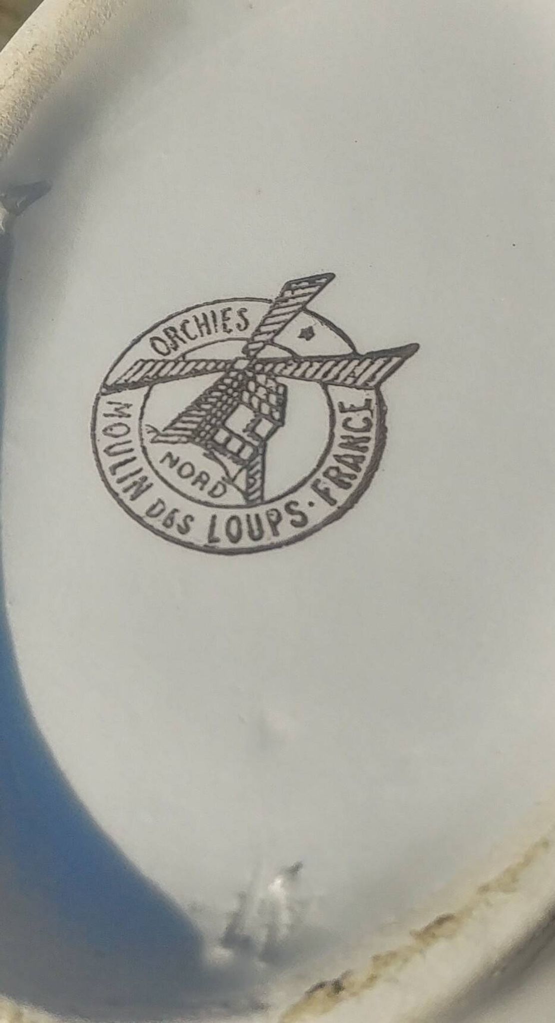 Porcelain gravy boat from the Orchies Moulin des Loups earthenware factory with lilac decoration