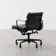 Chaise de bureau Eames EA435 Management Soft Pad entièrement noire par Herman Miller
