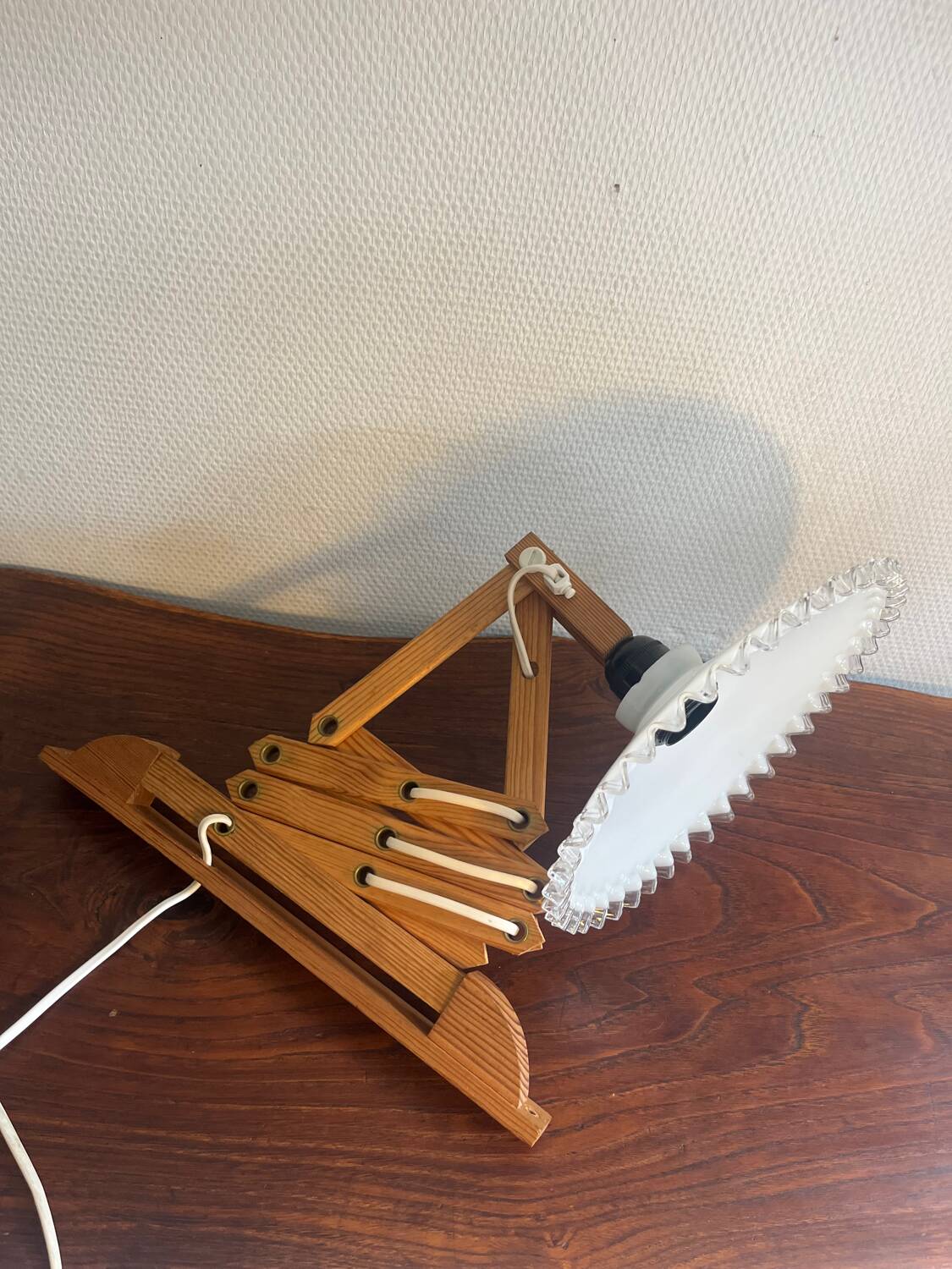 Accordion wall lamp in wood and wavy opaline