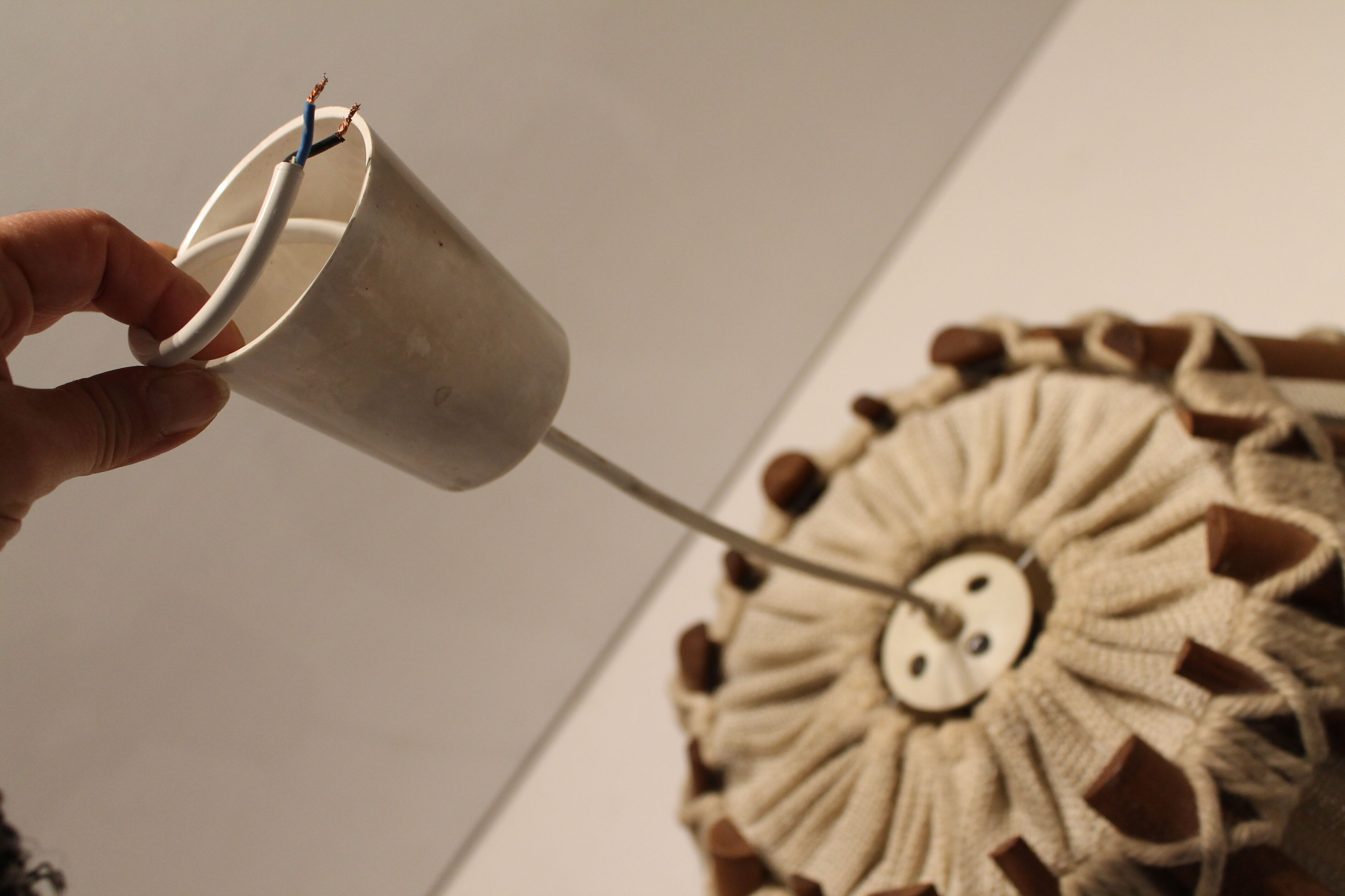 Suspension in teak and textile.