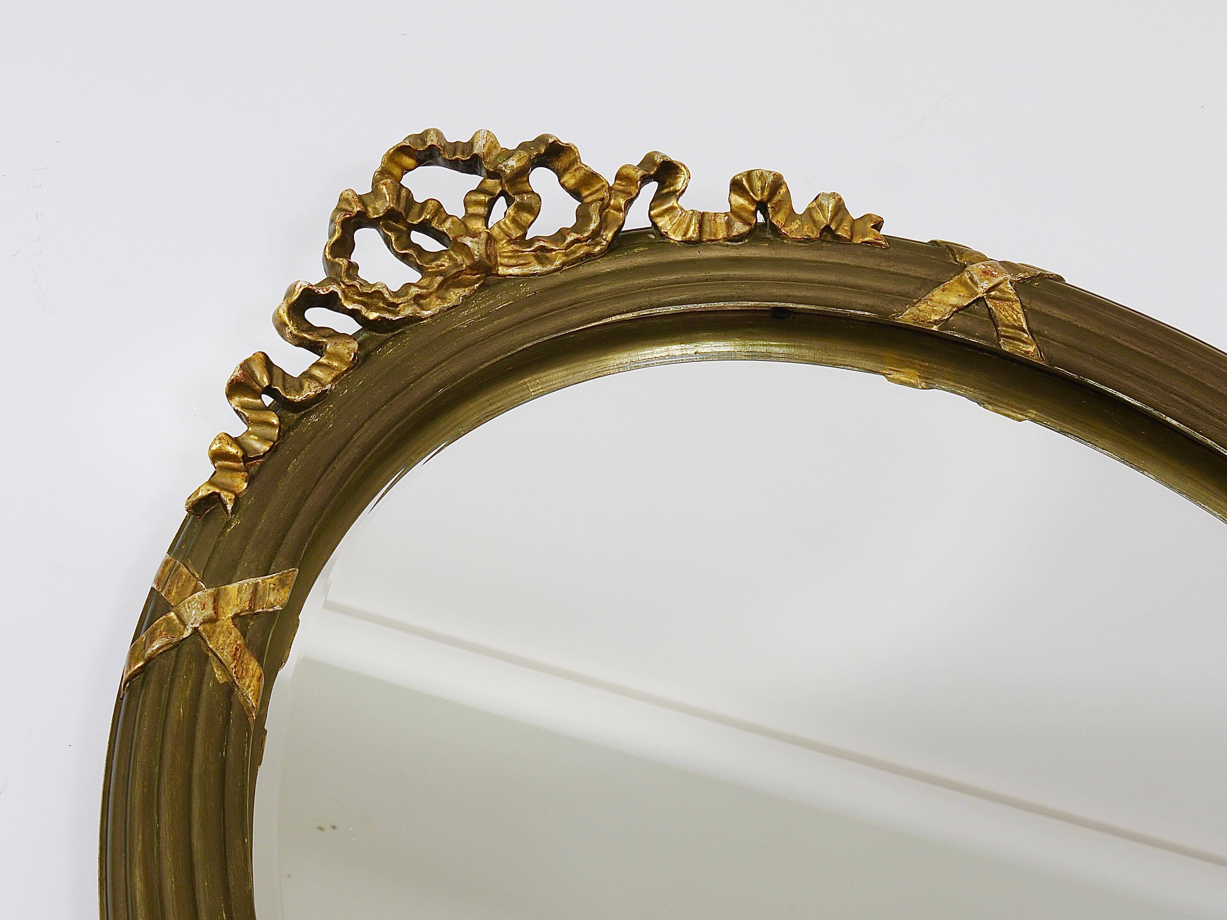 Faceted wall mirror in neoclassical Gustavian style, oval, in gilded wood, Italy, 1900s.