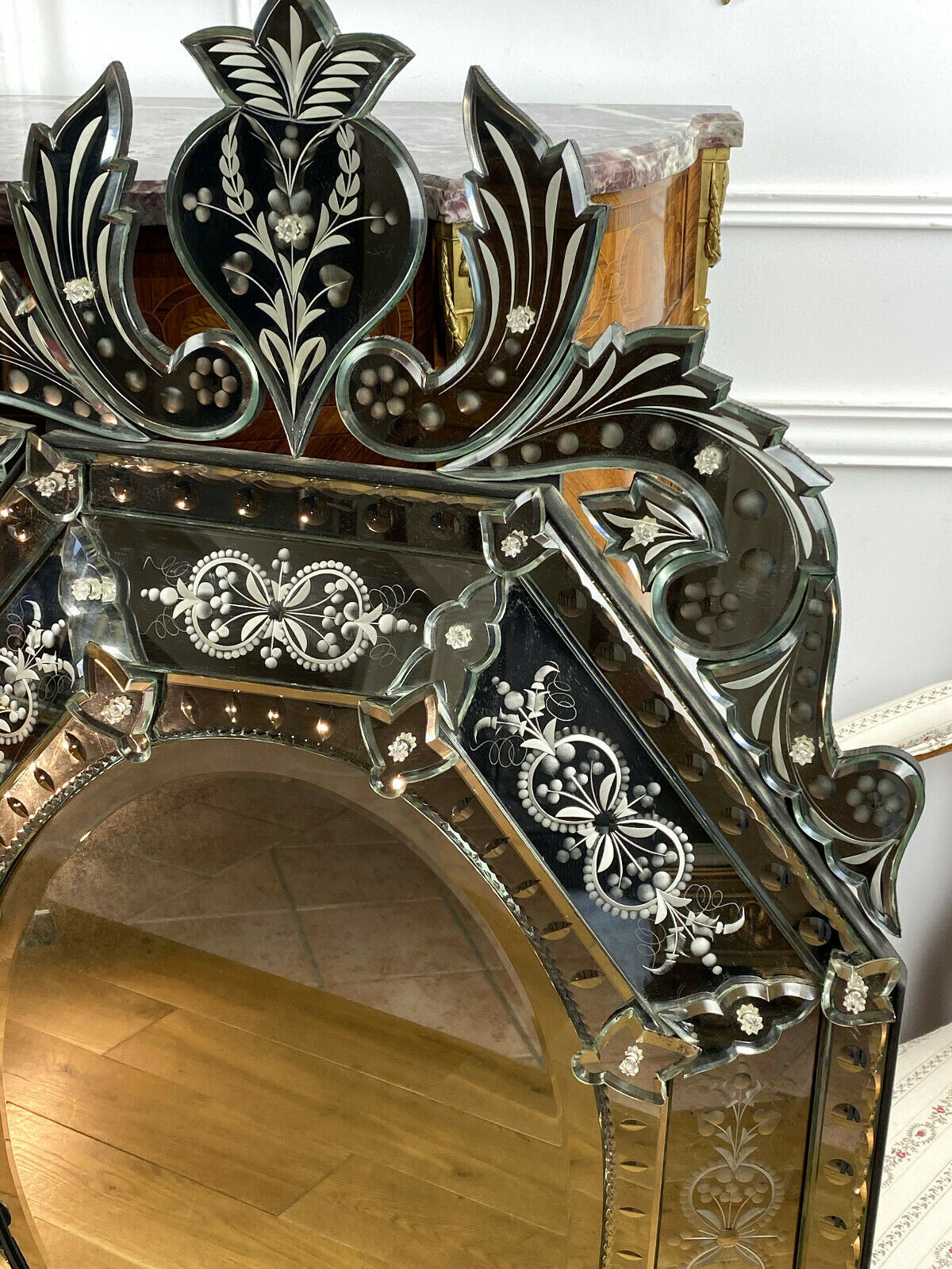 Early 20th century Venetian mirror made of bevelled glass engraved 123 x 73 cm