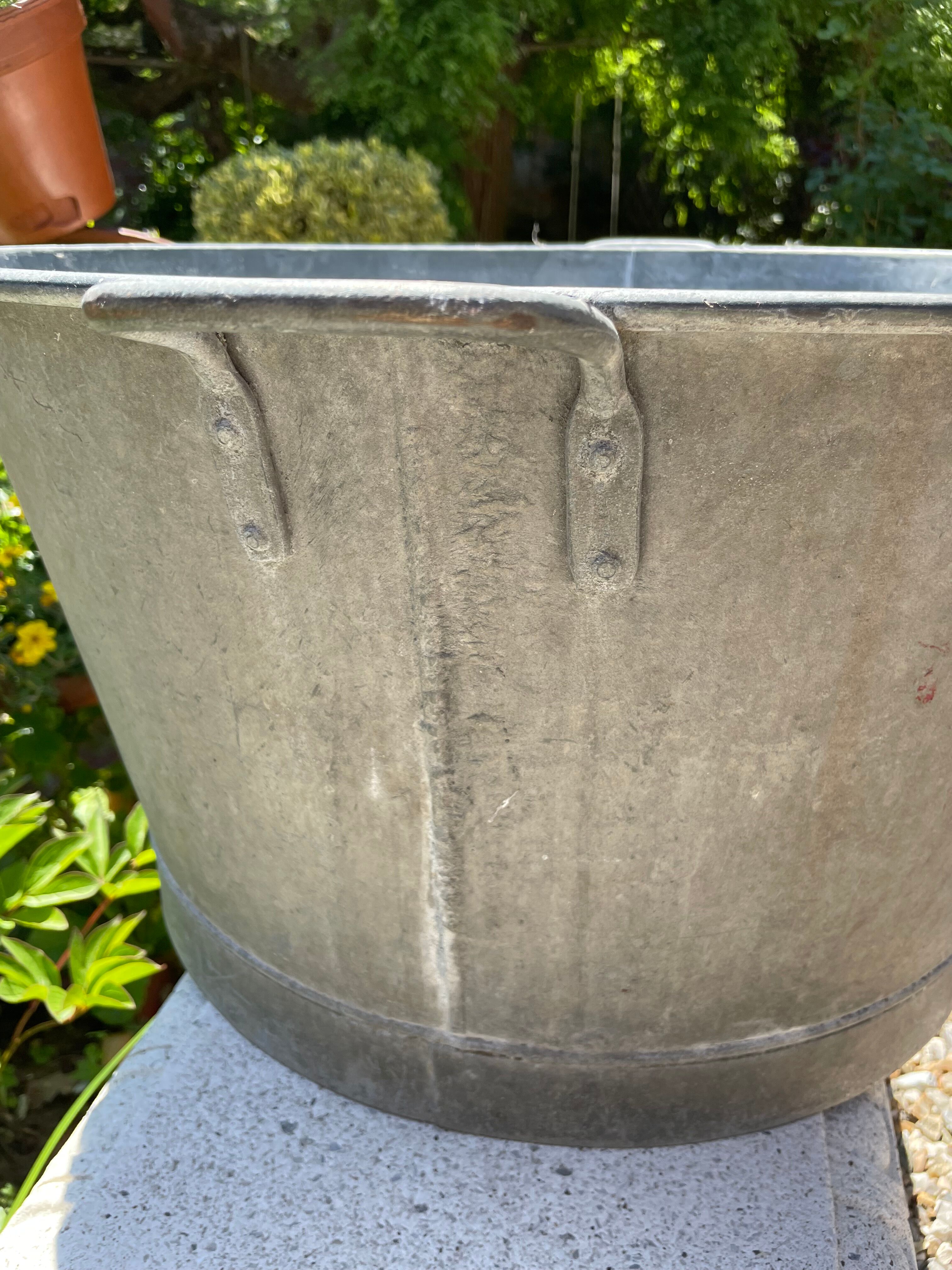 Round zinc basin