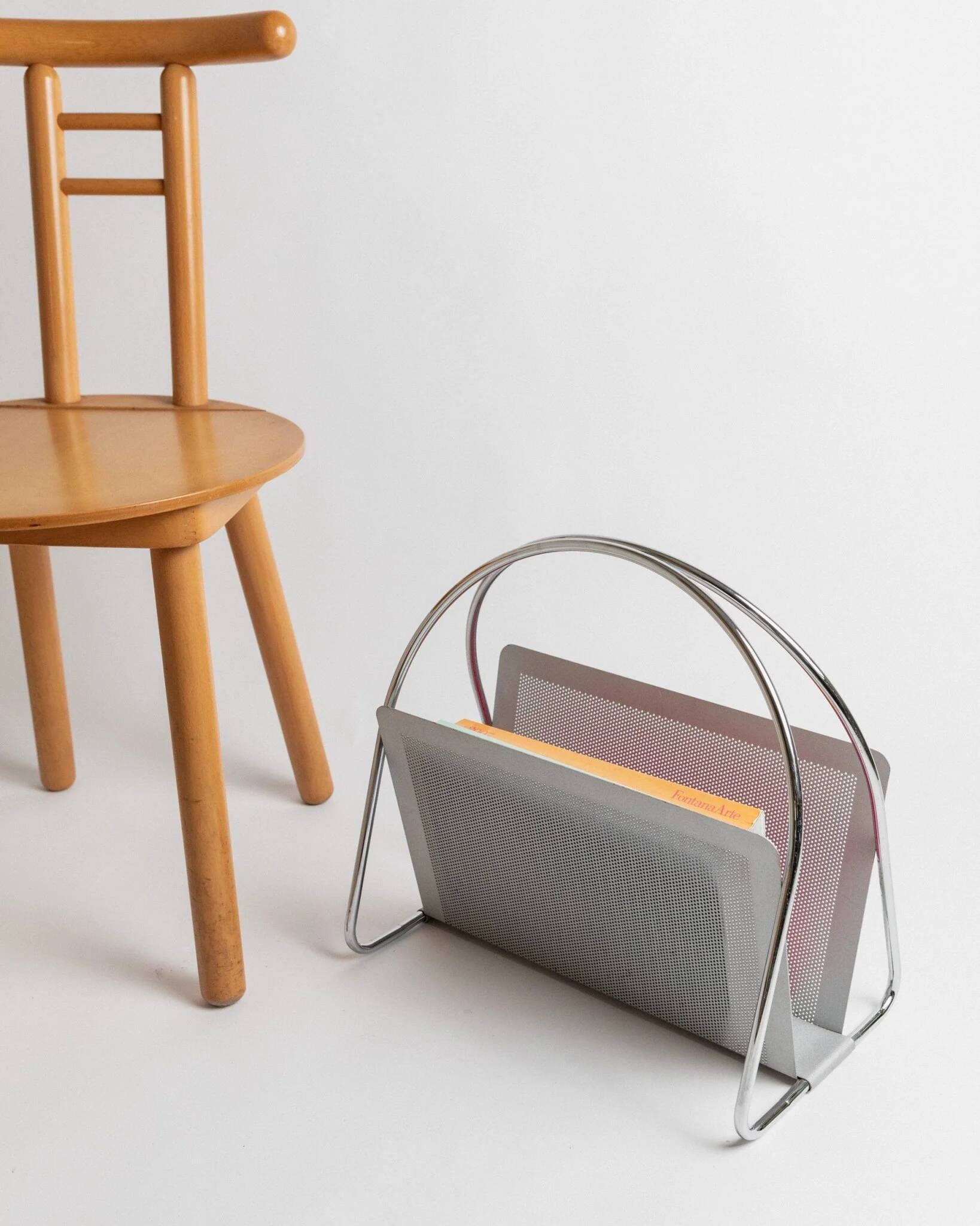 Porte-revues en métal chromé argenté vintage par Mascagni – design perforé, style futuriste, Italie années 1970