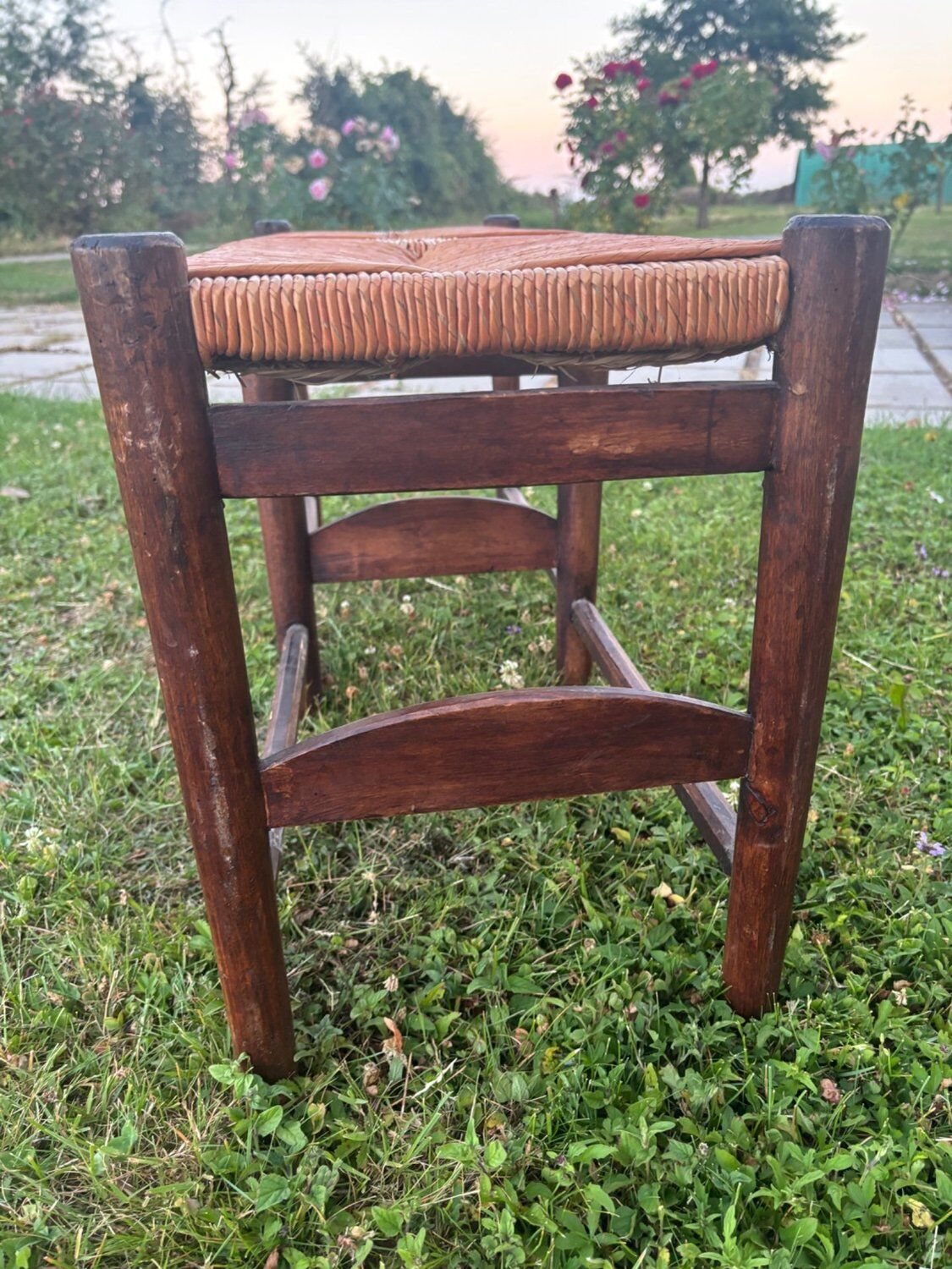 Two-seater straw bench, French rural style, wood and rush, early 20th century.