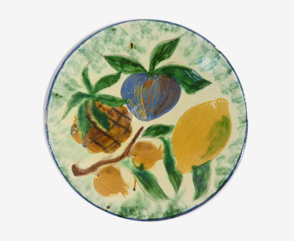 Plat rond en ceramique signé Puigdemont décor aux fruits